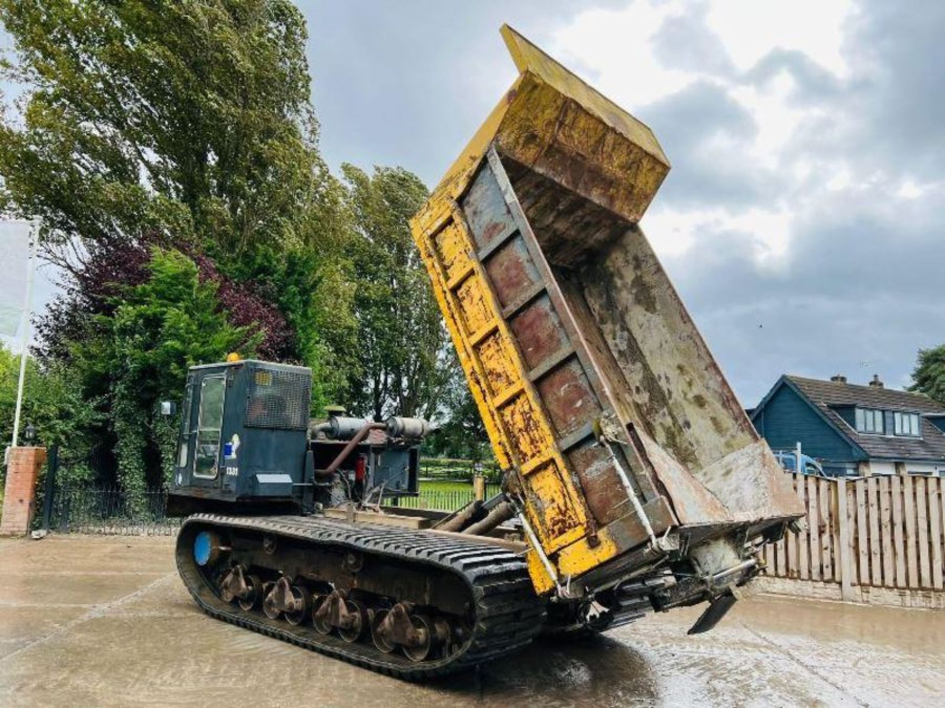 MOROOKA MST2000 TRACKED DUMPER C/W CONCRETE SHOOT & REVERSE CAMERA - RECENTLY SERVICED. - Bild 11 aus 13