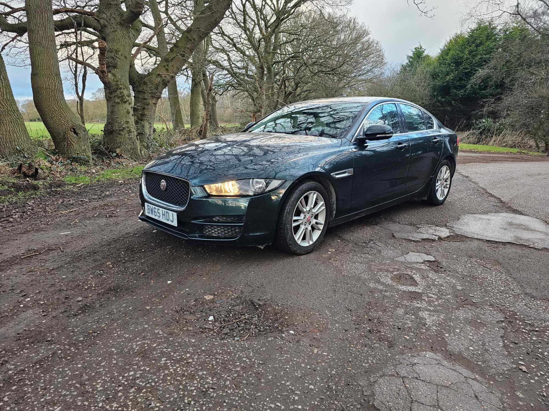2015 65 JAGUAR XE SALOON - STARTS AND DRIVES BUT ENGINE IS NOISY - ALLOY WHEELS - 5 SERVICES