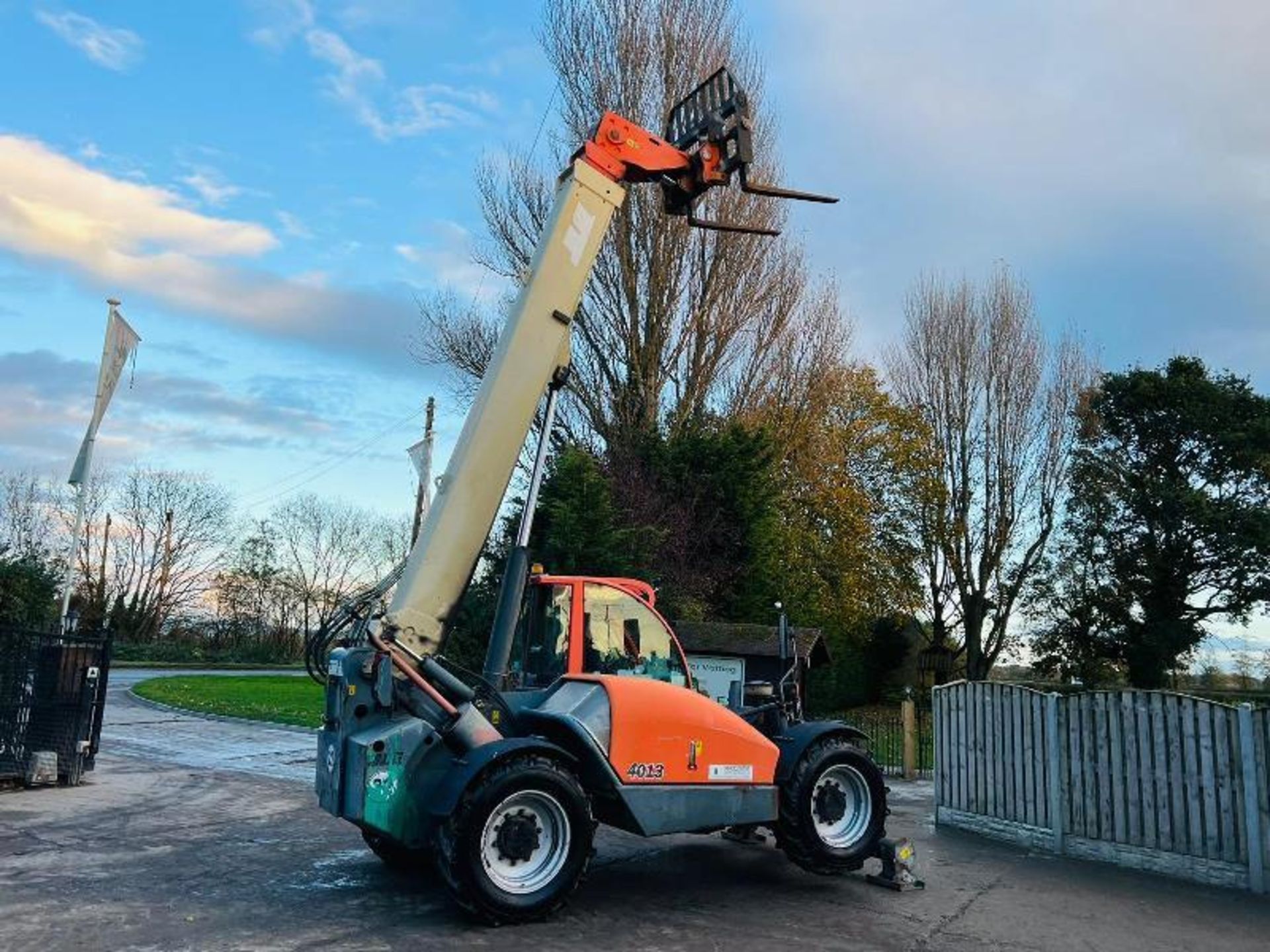 JLG 4013 4WD TELEHANDLER *13 METER REACH* C/W PALLET TINES - Image 14 of 19