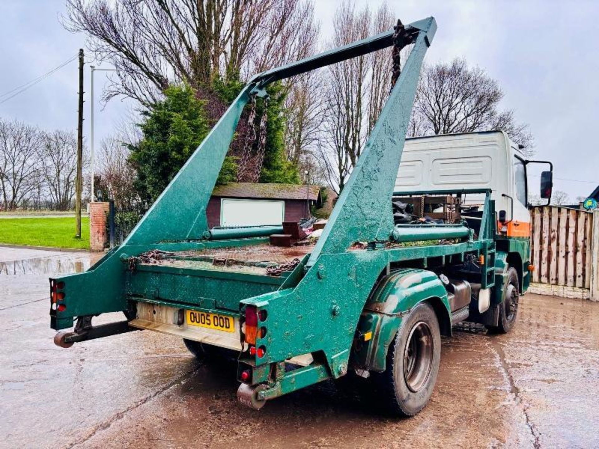 MERCEDES 1318 4X2 SKIP LORRY C/W REAR SUPPORT LEGS - Image 12 of 14