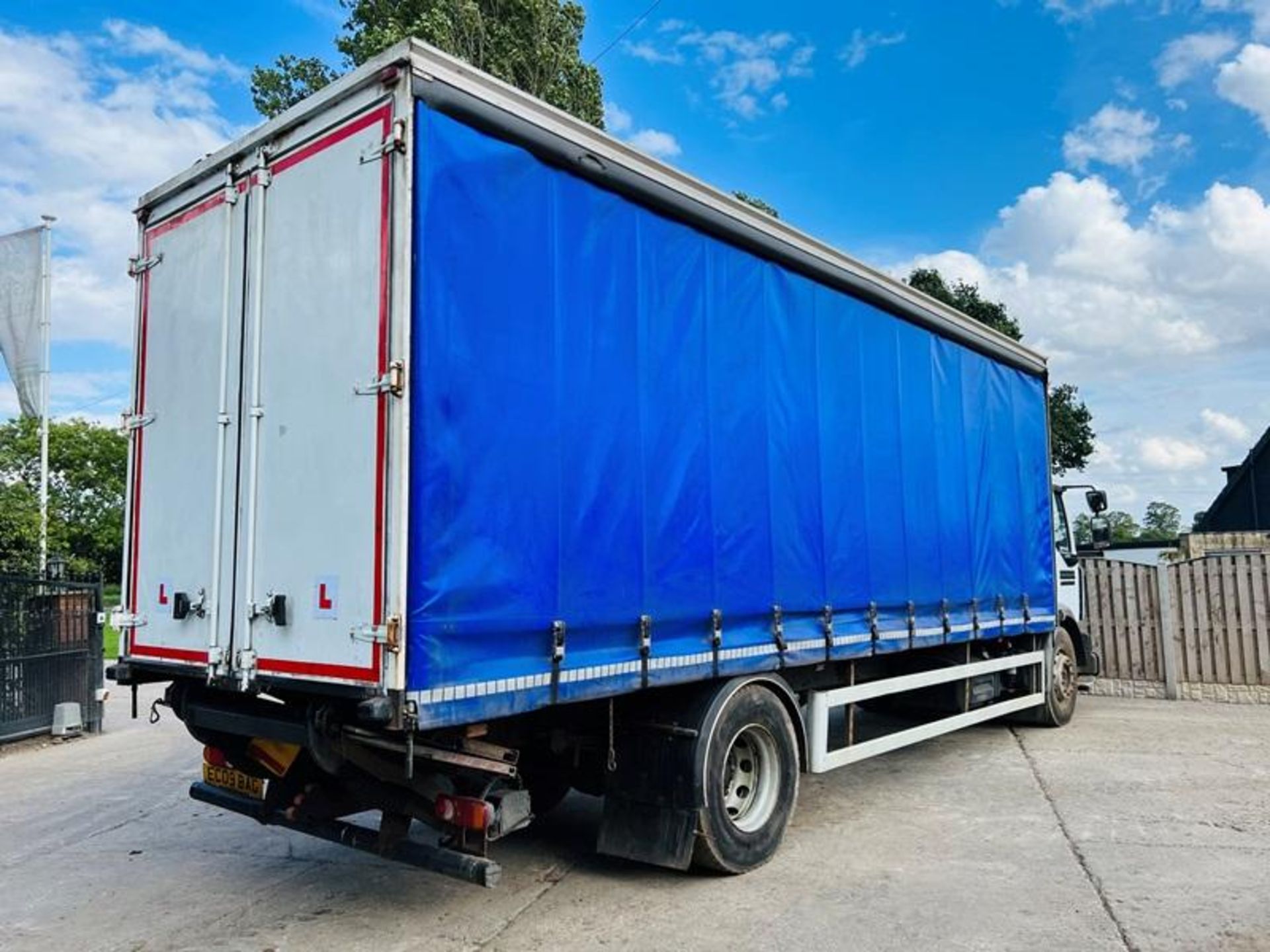 RENAULT MIDLUM 4X2 CURTAIN SIDE LORRY *YEAR 2009* C/W TAIL LIFT - Image 3 of 13