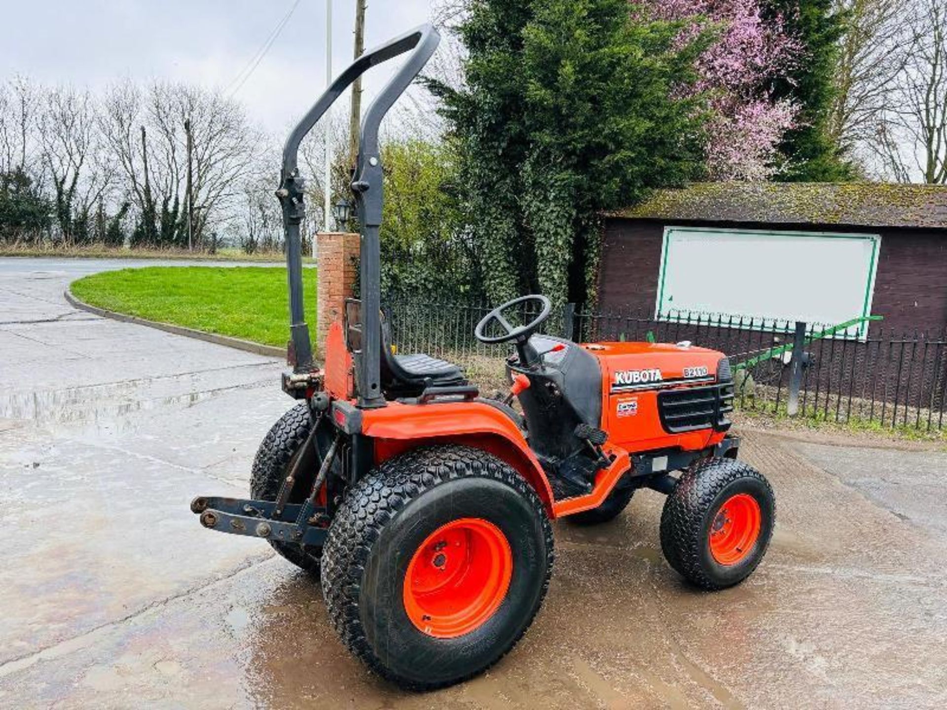 KUBOTA B2110 4WD TRACTOR C/W ROLE BAR - Image 4 of 15