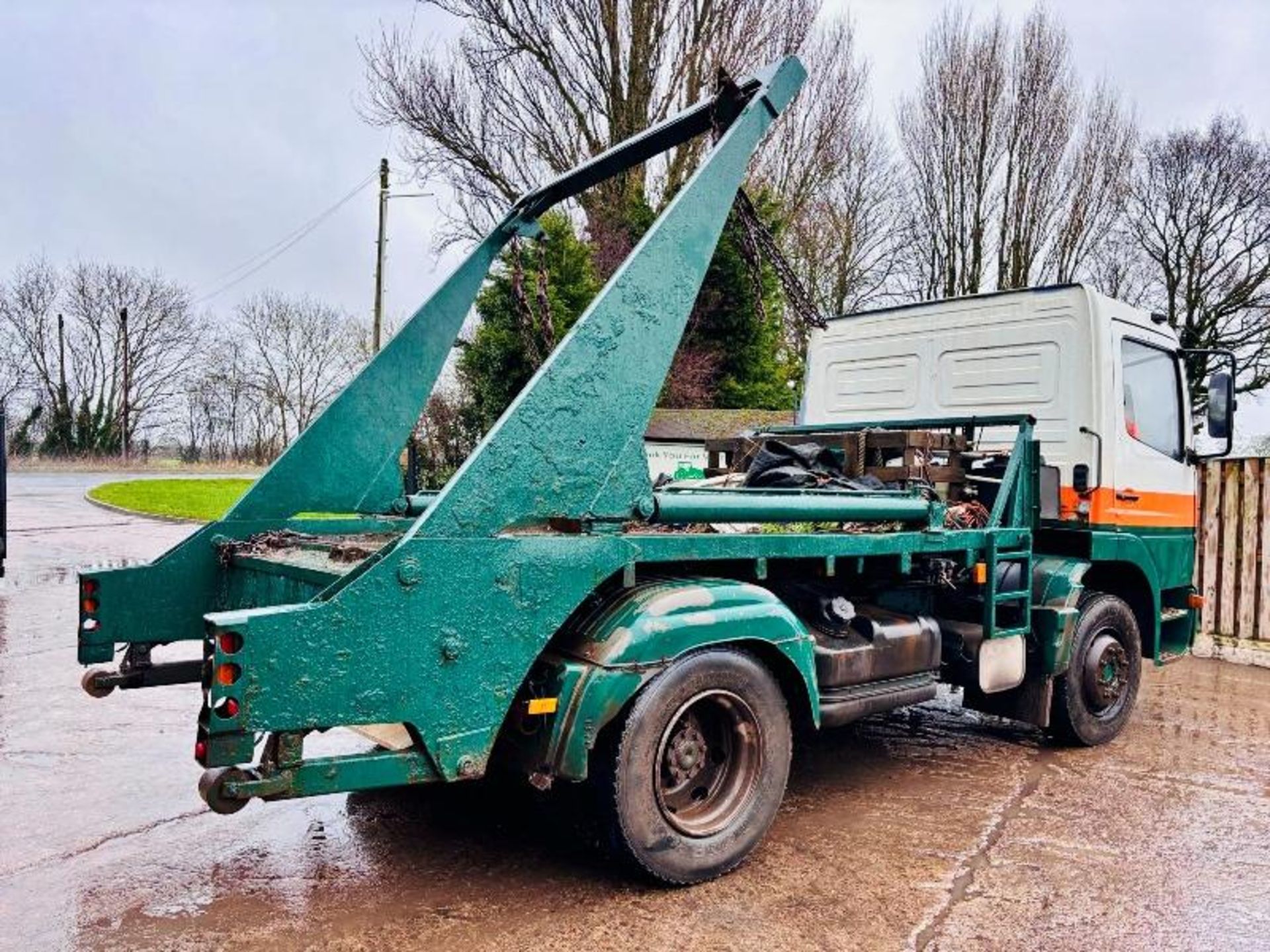 MERCEDES 1318 4X2 SKIP LORRY C/W REAR SUPPORT LEGS - Image 5 of 14