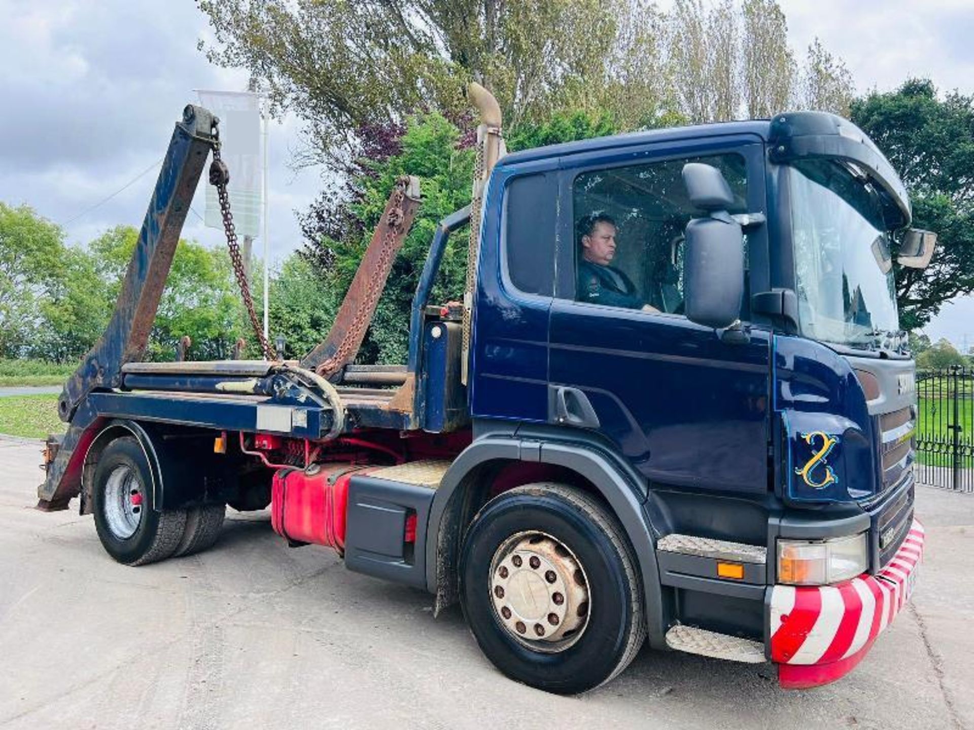 SCANIA P230 4X2 SKIP LORRY C/W MANUAL GEAR BOX & PUSH OUT ARMS - Image 14 of 15