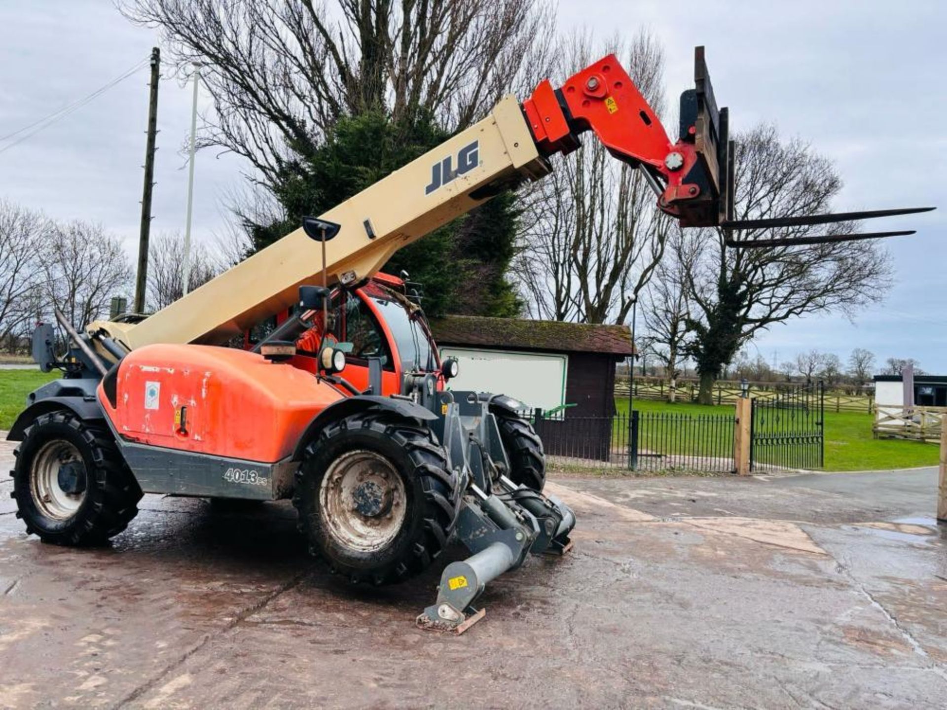 JLG 4013 4WD TELEHANDLER *13 METER REACH, 6283 HOURS* C/W PALLET TINES