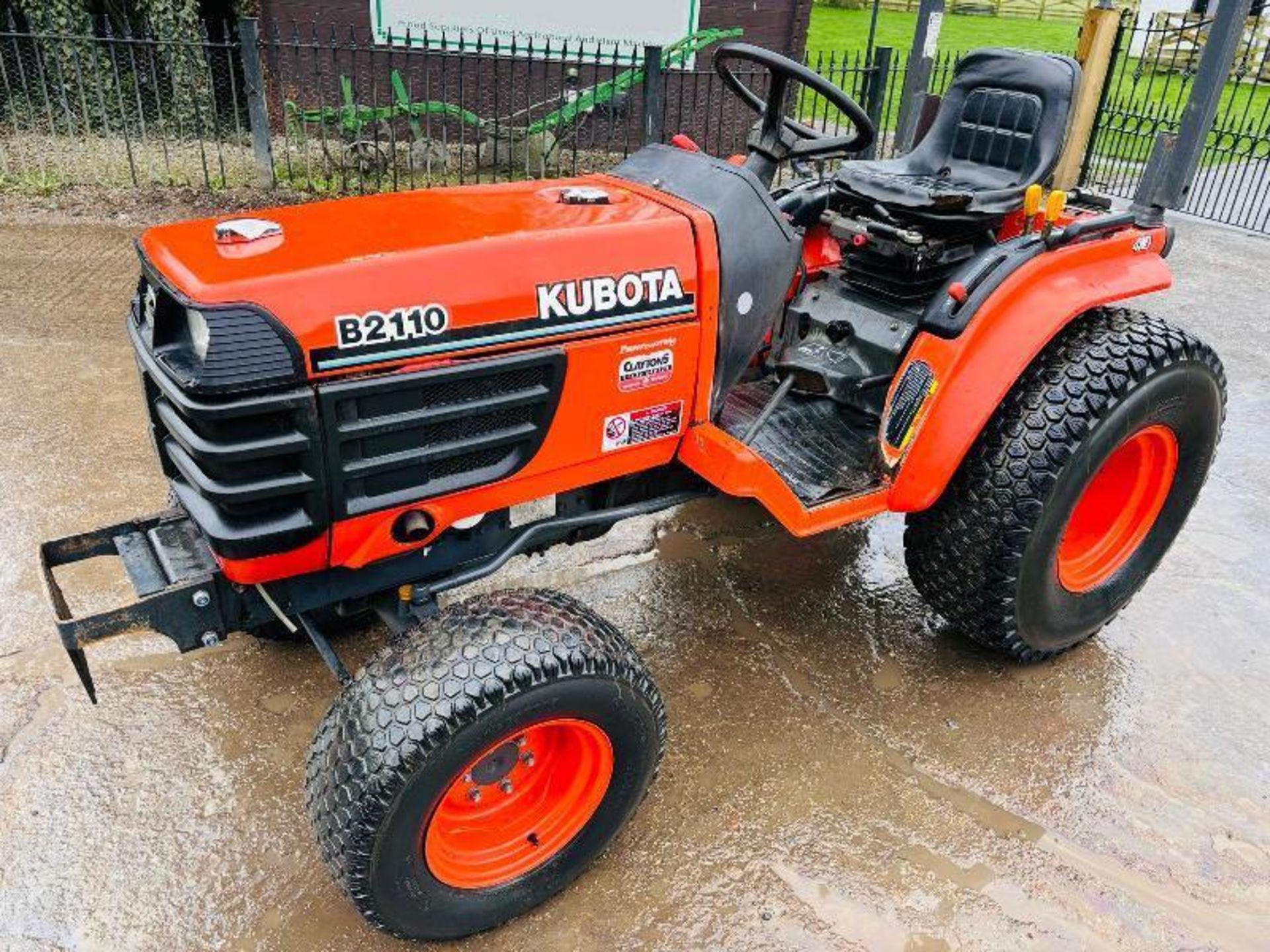 KUBOTA B2110 4WD TRACTOR C/W ROLE BAR - Image 3 of 15