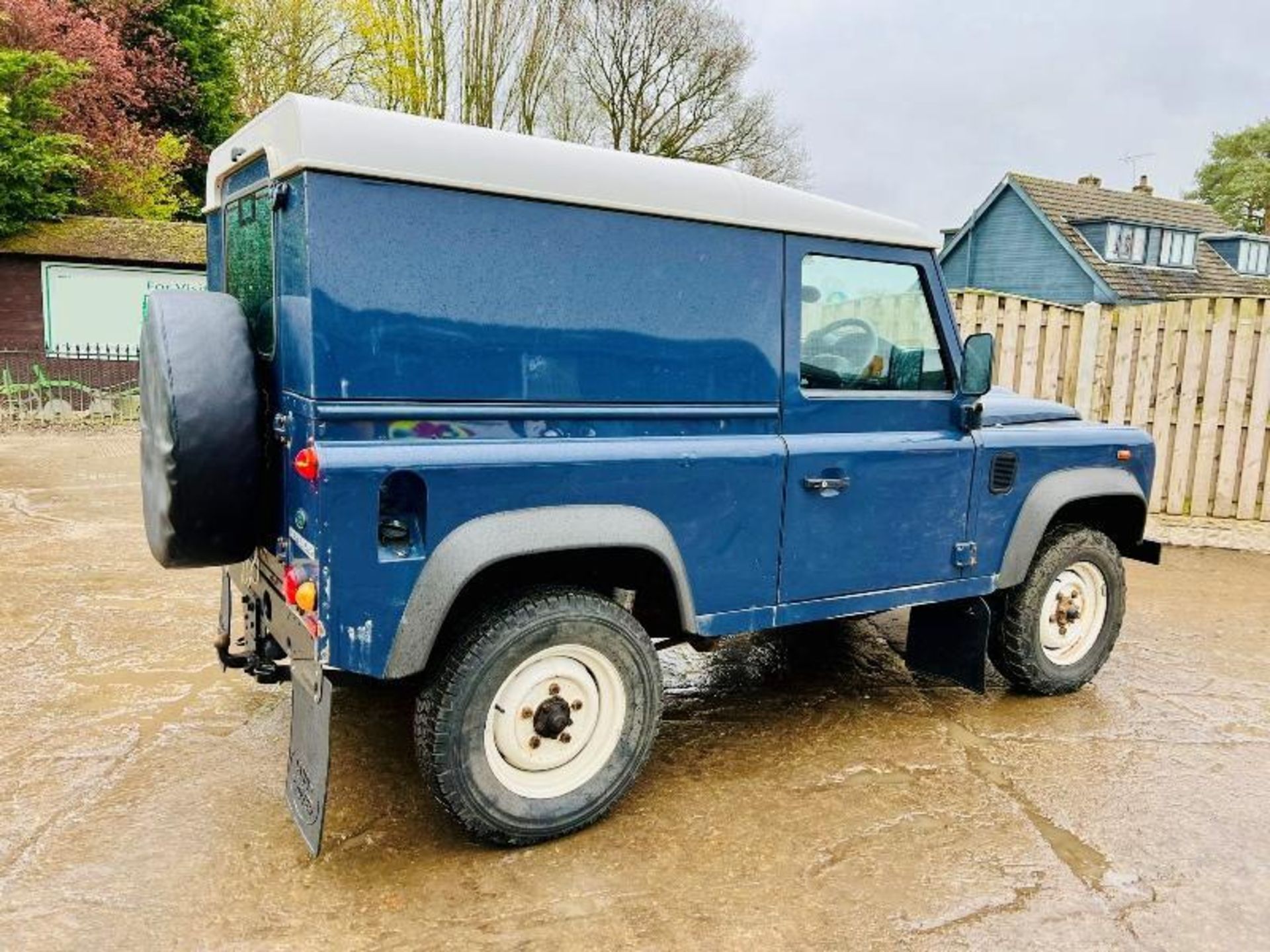 LAND ROVER DEFENDER 90 *1 OWNER FROM NEW, YEAR 2012, MOT'D TILL MARCH 2025* - Image 15 of 16