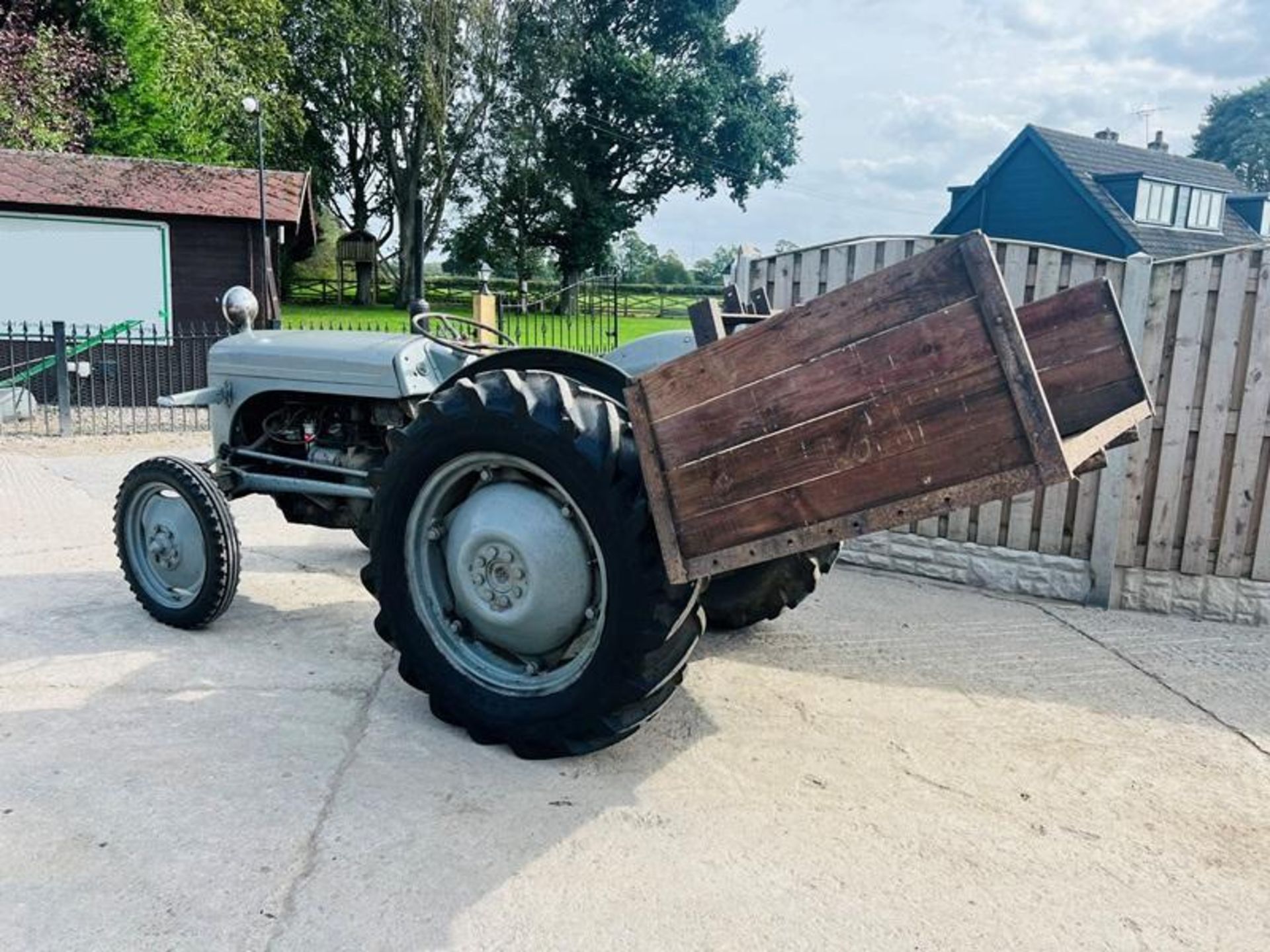 GREY FERGUSON 2WD TRACTOR C/W REAR BACK BOX - Image 7 of 8