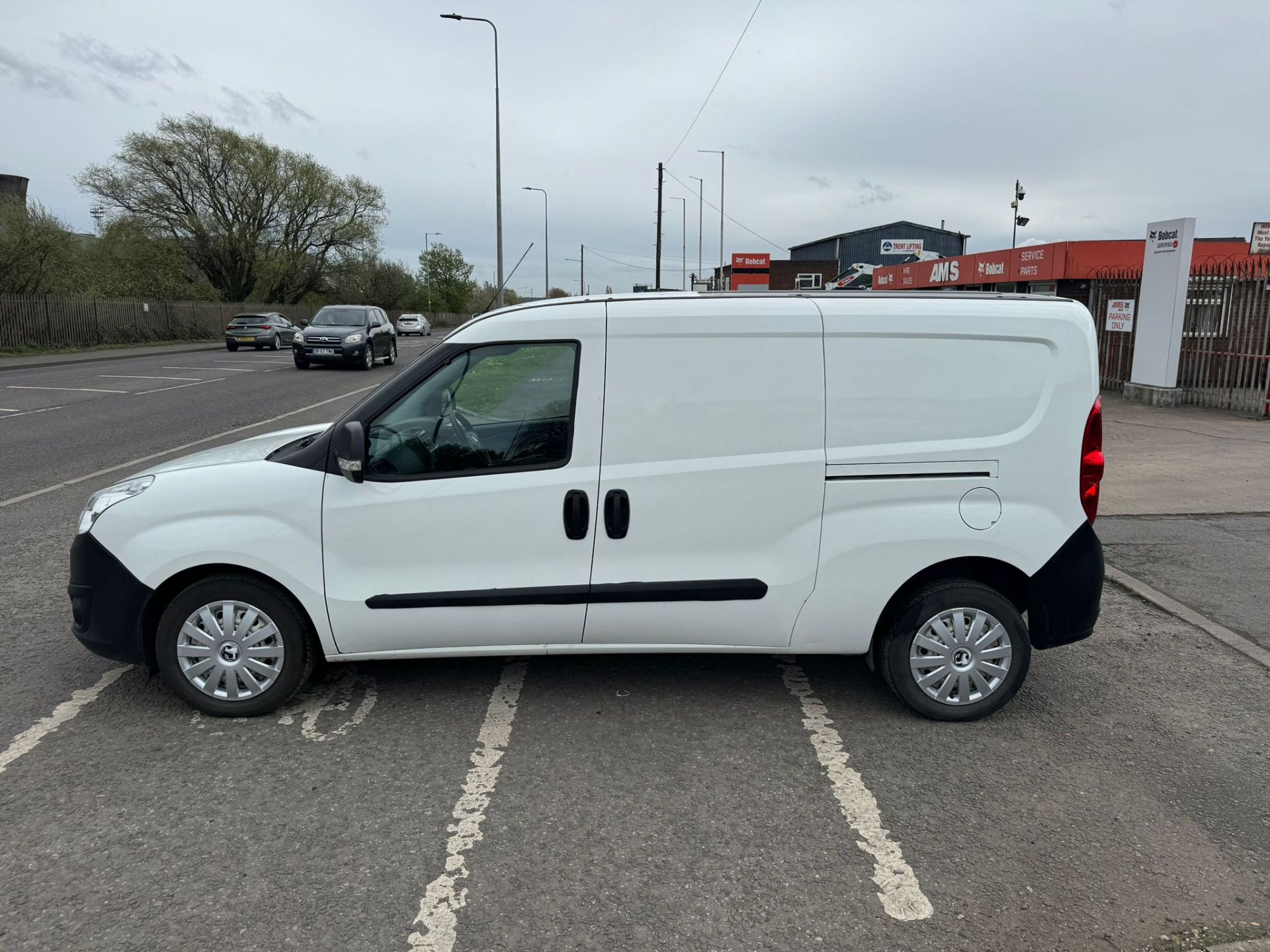 2018 68 VAUXHALL COMBO LWB PANEL VAN - 82K MILES - 1.6 6 SPEED - LWB - EURO 6 - PLY LINED - Image 10 of 12