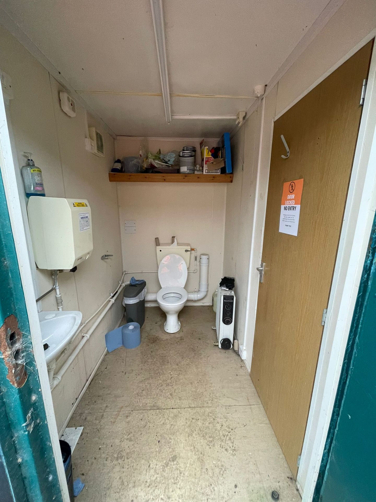 16X10FT TOILET BLOCK - 1X DISABLED/WOMEN’S TOILET - 3X MALES TOILET AND 3X URINALS - Image 8 of 8