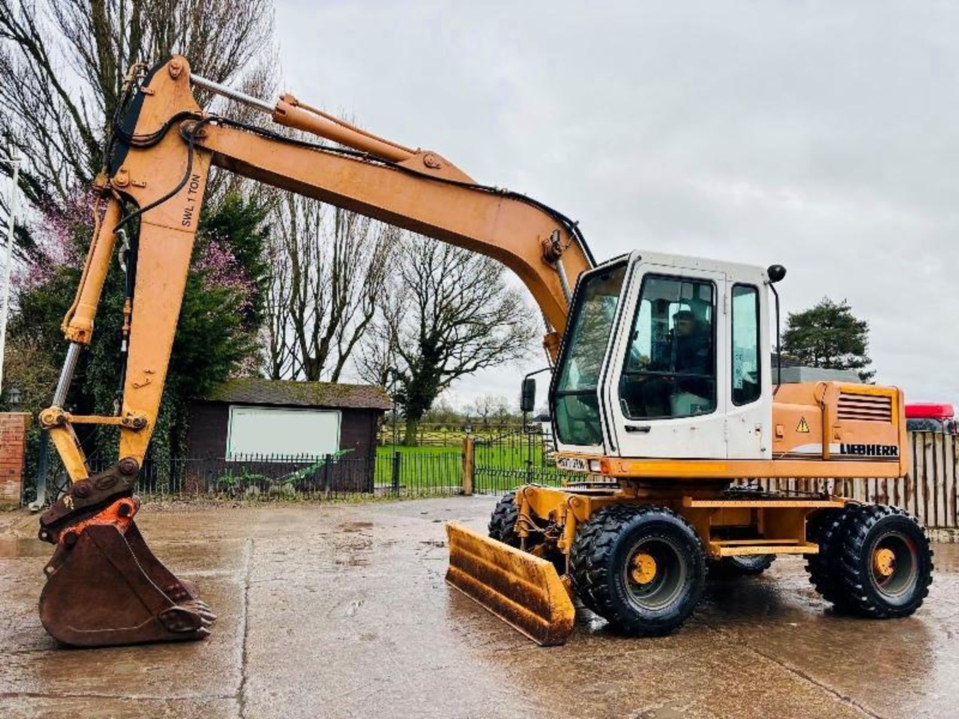 LIEBHERR 900 4WD WHEELED EXCAVATOR C/W QUICK HITCH & BUCKET - Image 15 of 18