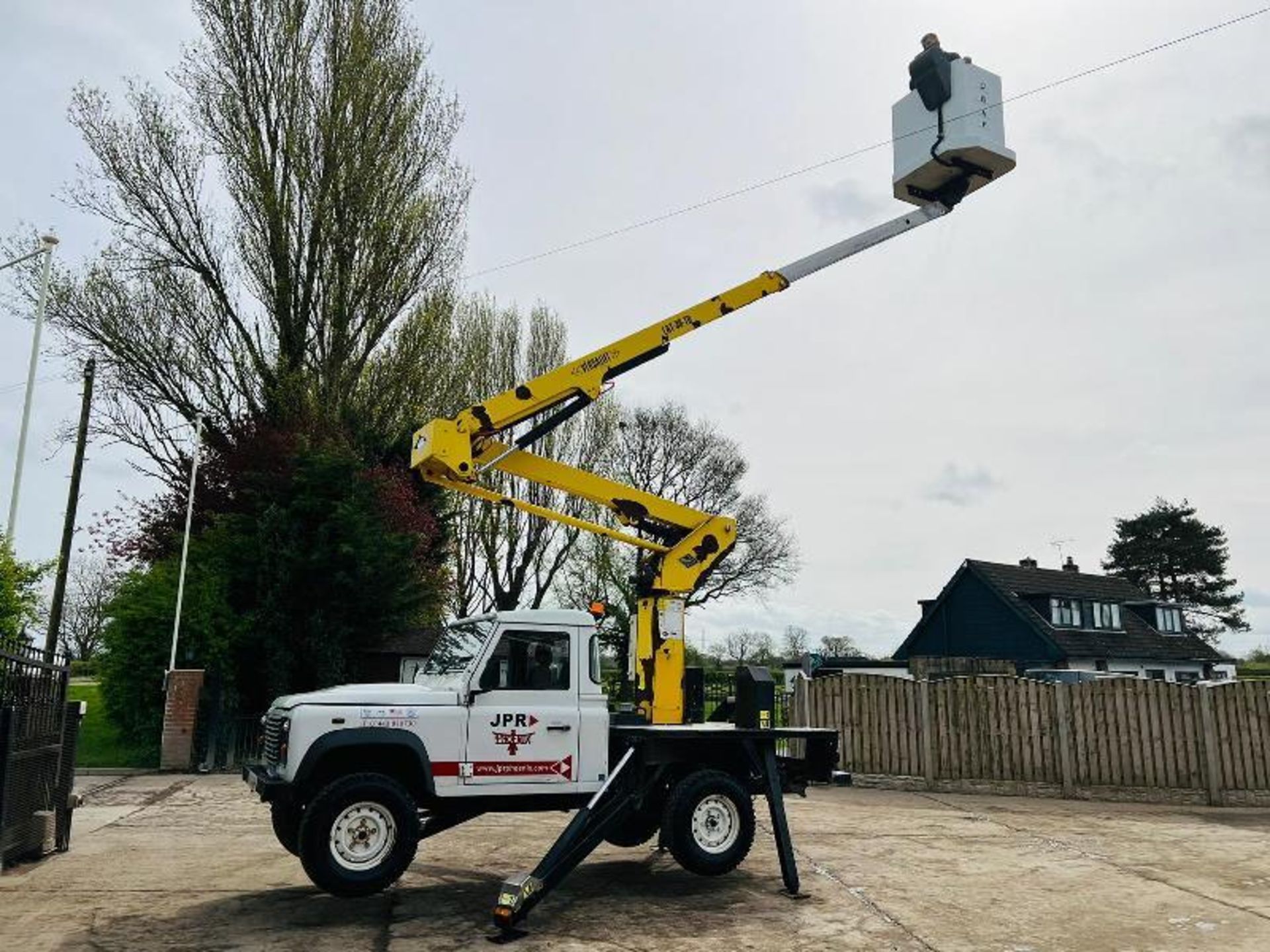 LAND ROVER DEFENDER *YEAR 2010* C/W VERSALIFT MAN LIFT  - Image 4 of 20