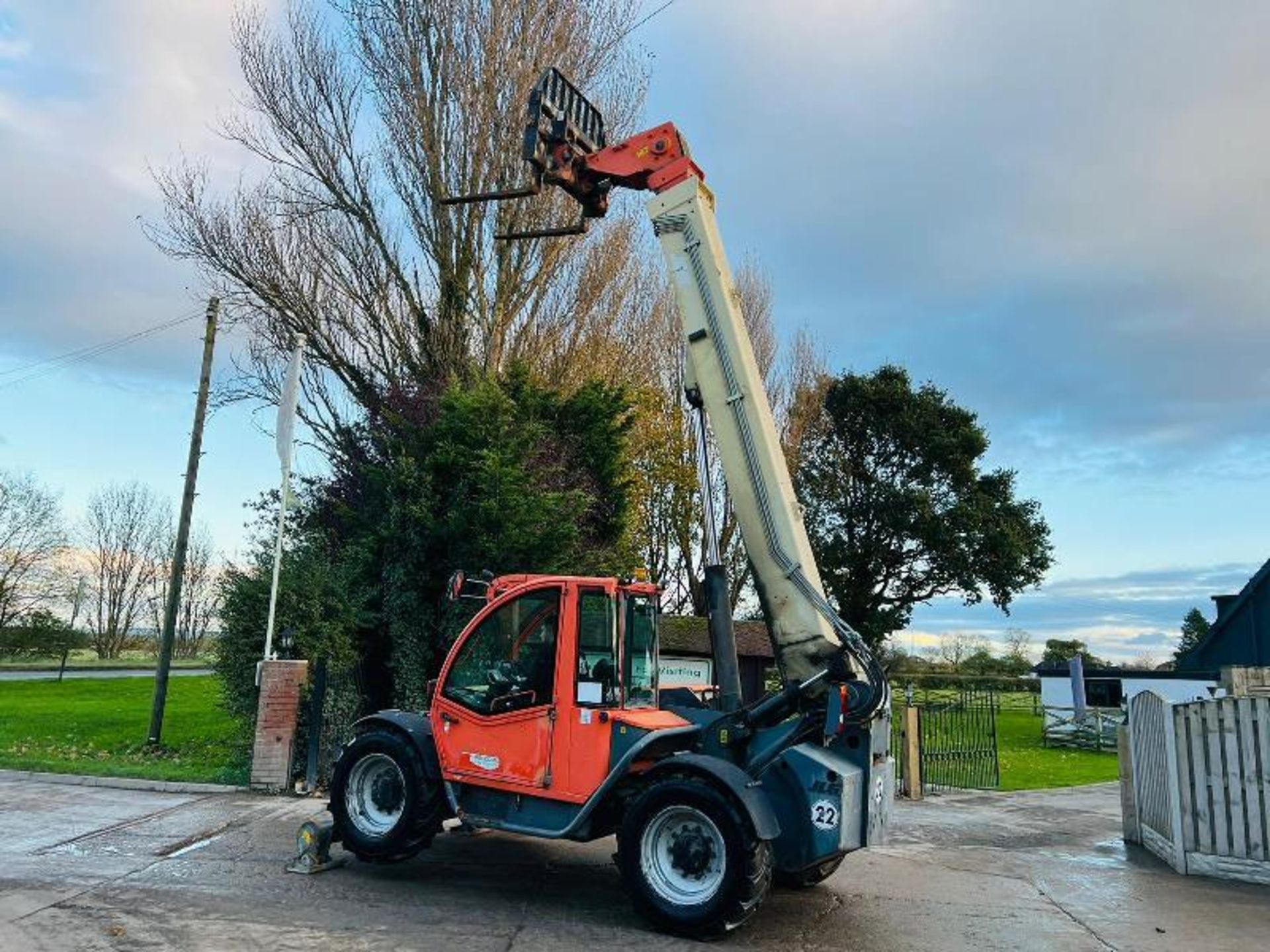 JLG 4013 4WD TELEHANDLER *13 METER REACH* C/W PALLET TINES - Image 13 of 19