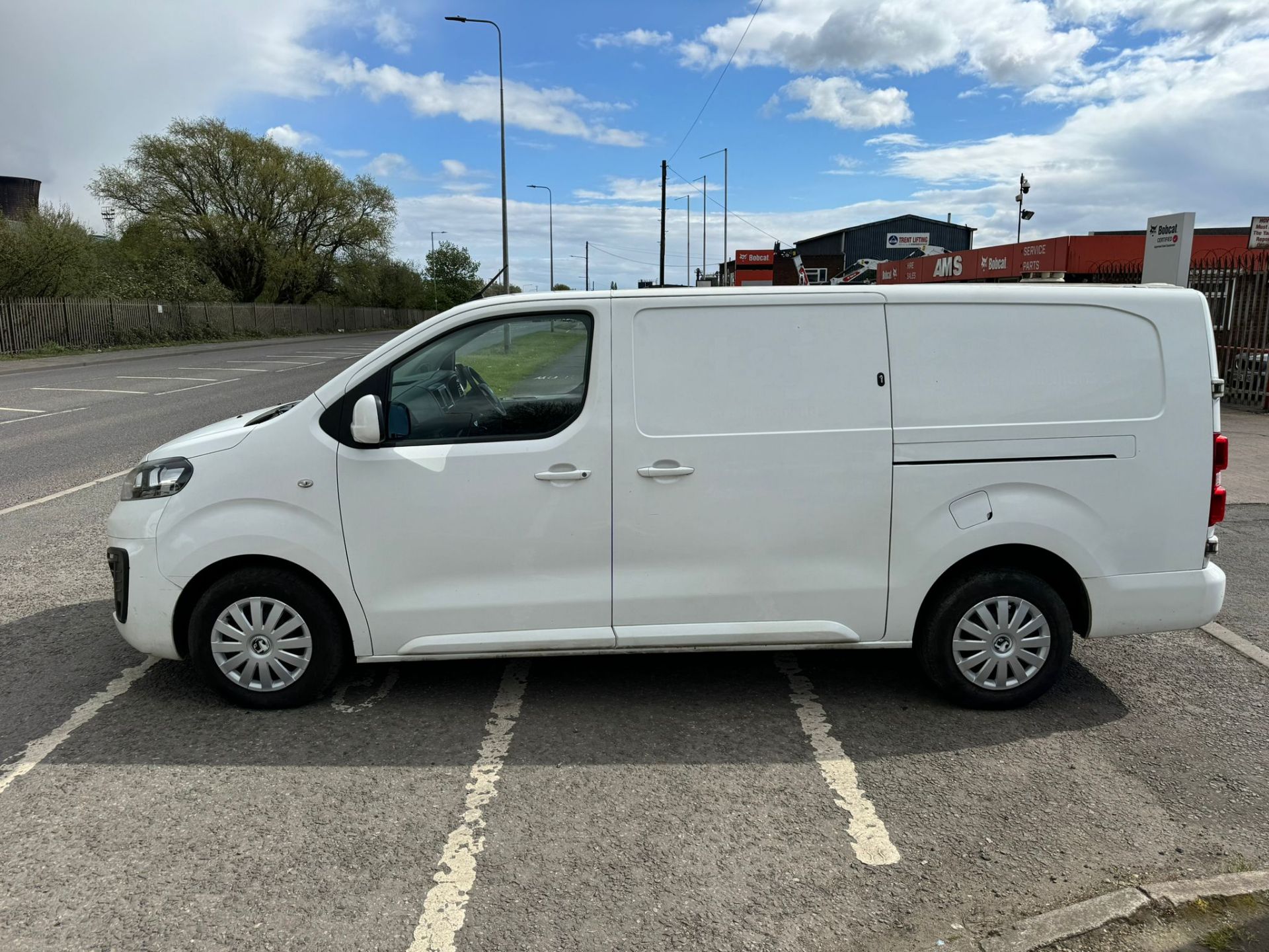 2019 69 VAUXHALL VIVARO SPORTIVE PANEL VAN - 73K MILES - EURO 6 - PLY LINED - AIR CON - Image 2 of 11