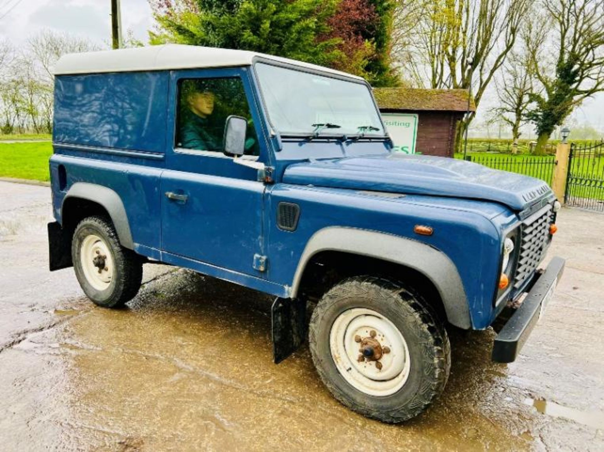 LAND ROVER DEFENDER 90 *1 OWNER FROM NEW, YEAR 2012, MOT'D TILL MARCH 2025* - Image 12 of 16