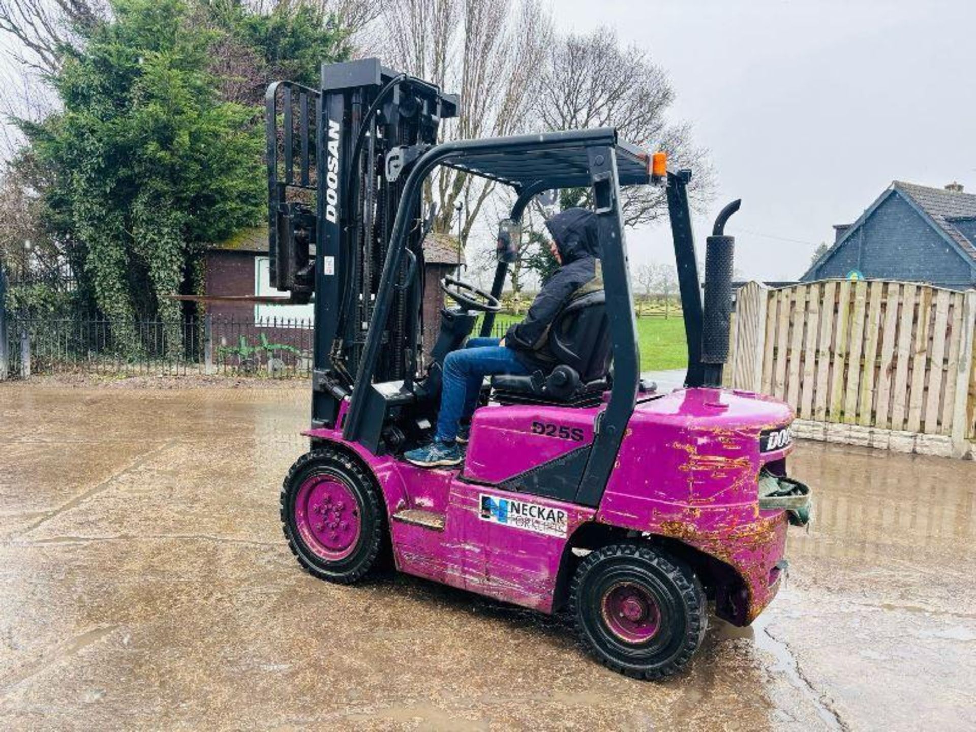 DOOSAN D25S-3 DIESEL FORKLIFT C/W 3 STAGE MAST. - Image 5 of 15