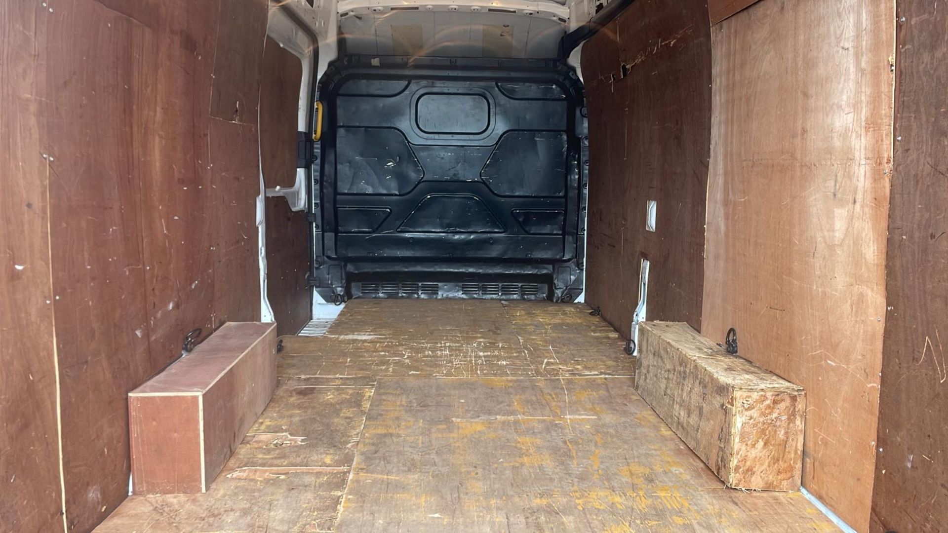 2019 FORD TRANSIT 350 XLWB (JUMBO) VAN - OVER 4 METERS INSIDE REAR - 42.078 MILES - Image 5 of 12