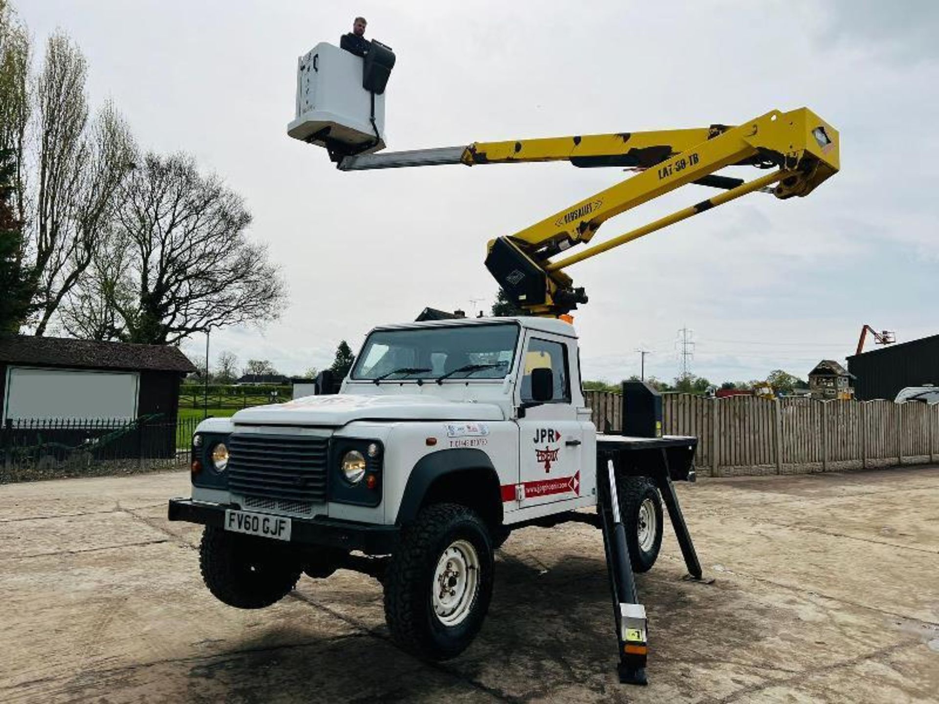 LAND ROVER DEFENDER *YEAR 2010* C/W VERSALIFT MAN LIFT  - Image 20 of 20