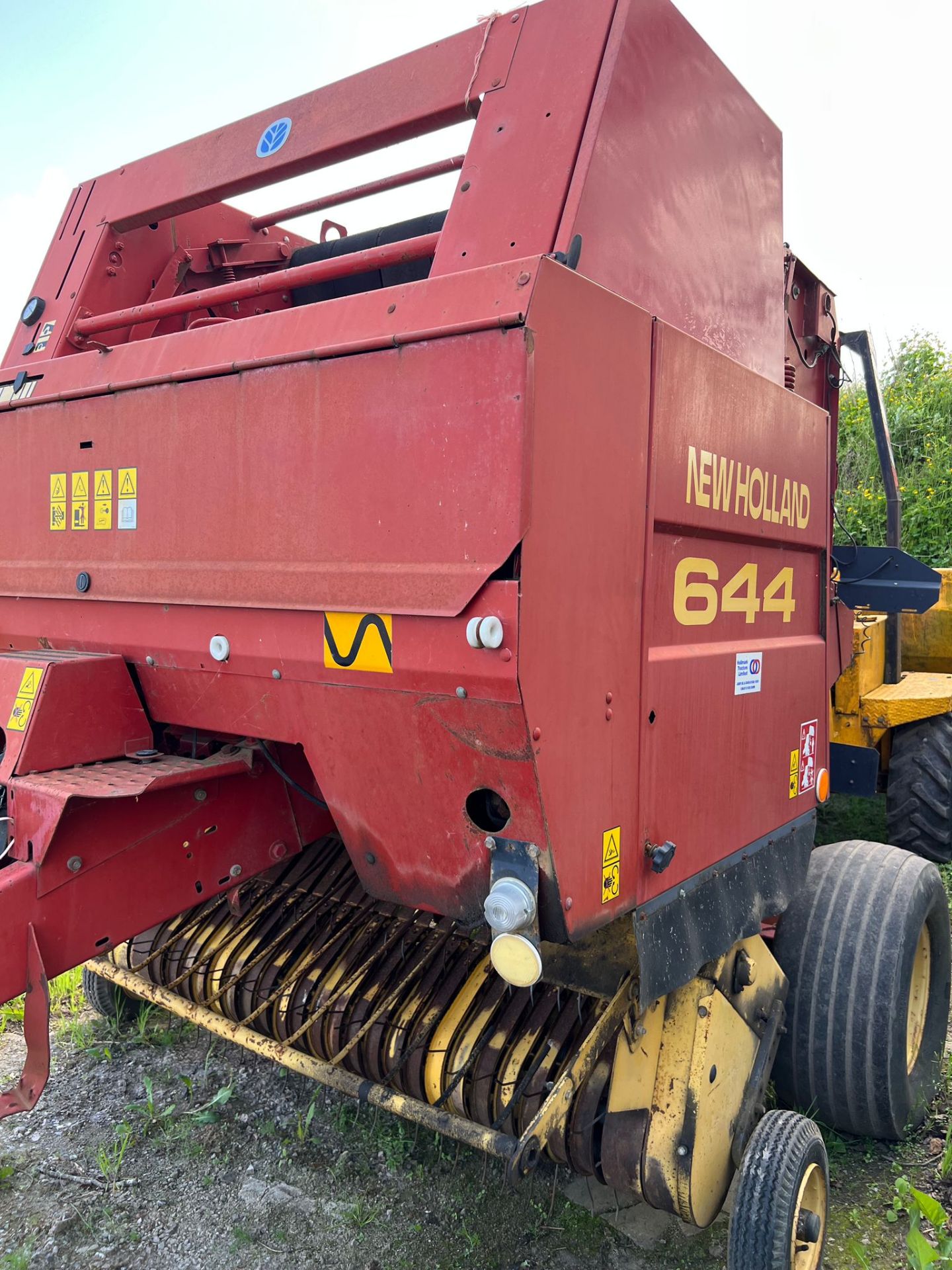 NEW HOLLAND 644 ROUND BALER - Image 4 of 7