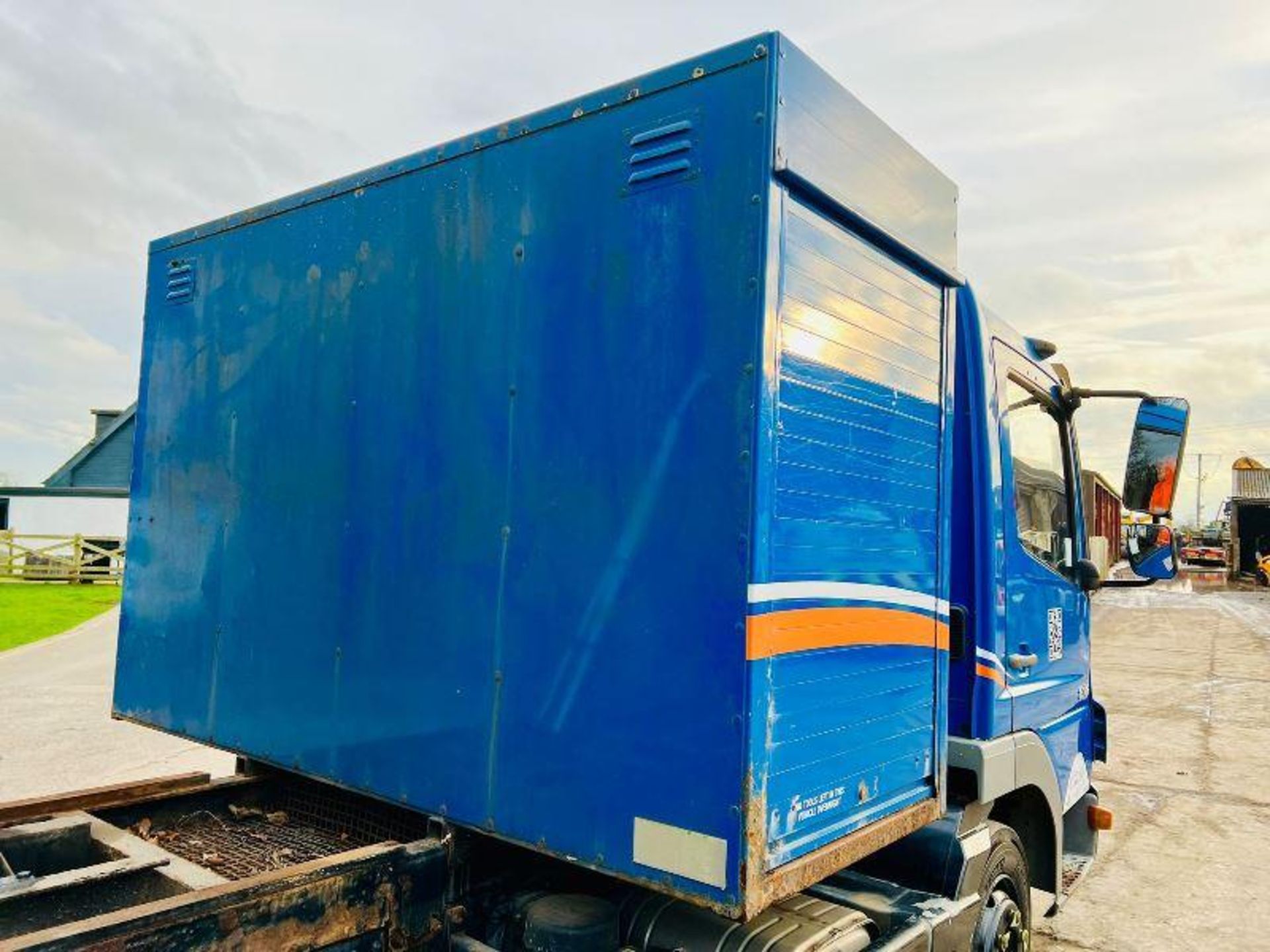 MERCEDES 816 4X2 TIPPER LORRY C/W WINCH & STORAGE LOCKERS - Image 13 of 19