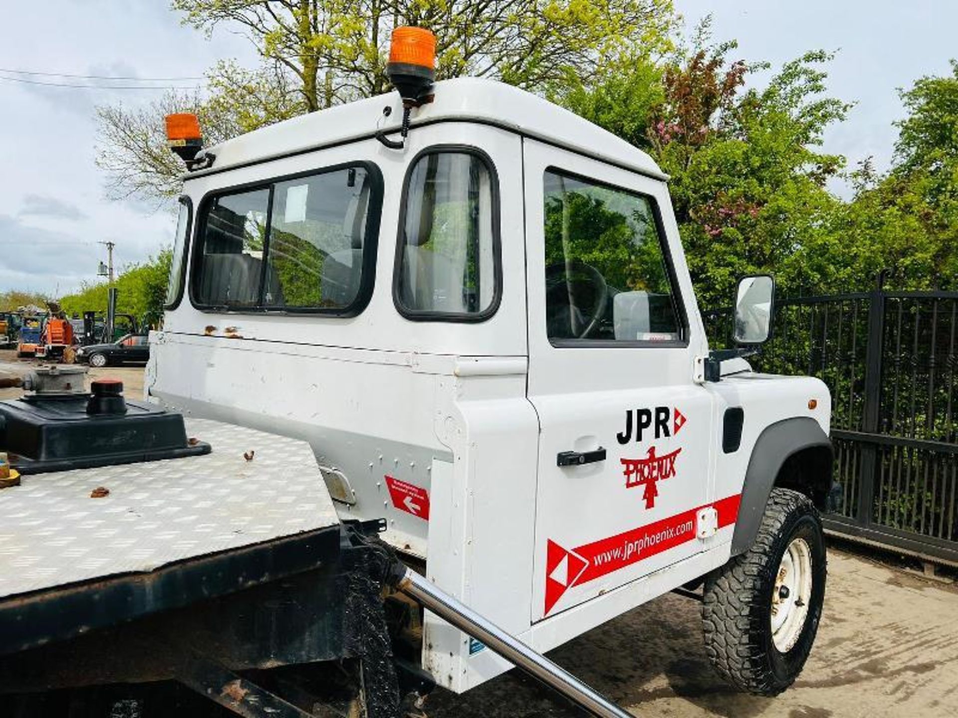 LAND ROVER DEFENDER *YEAR 2010* C/W VERSALIFT MAN LIFT  - Image 2 of 20