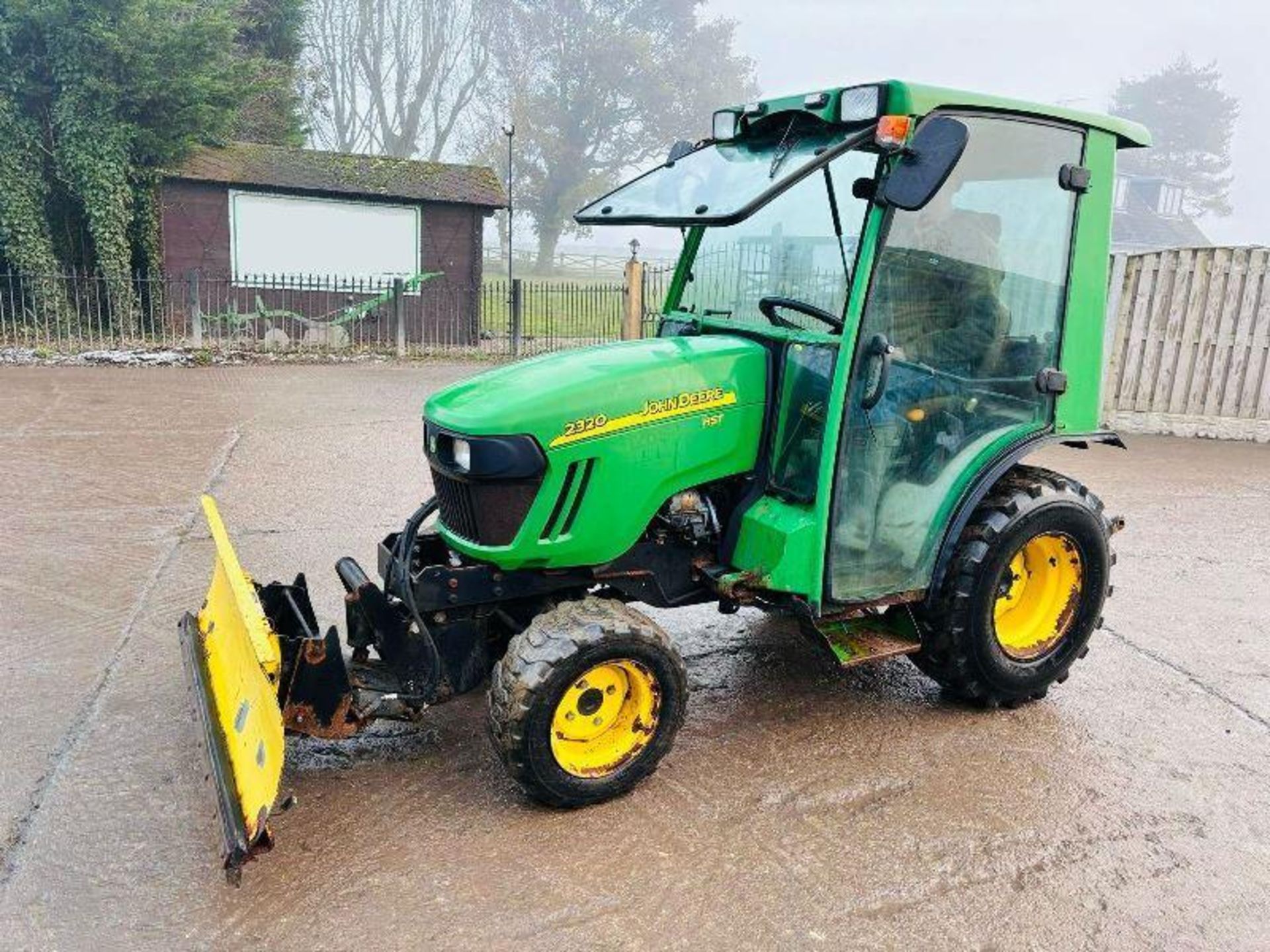 JOHN DEERE 2320 HST 4WD TRACTOR C/W FRONT LINKAGE & SNOW PLOW - Image 3 of 10