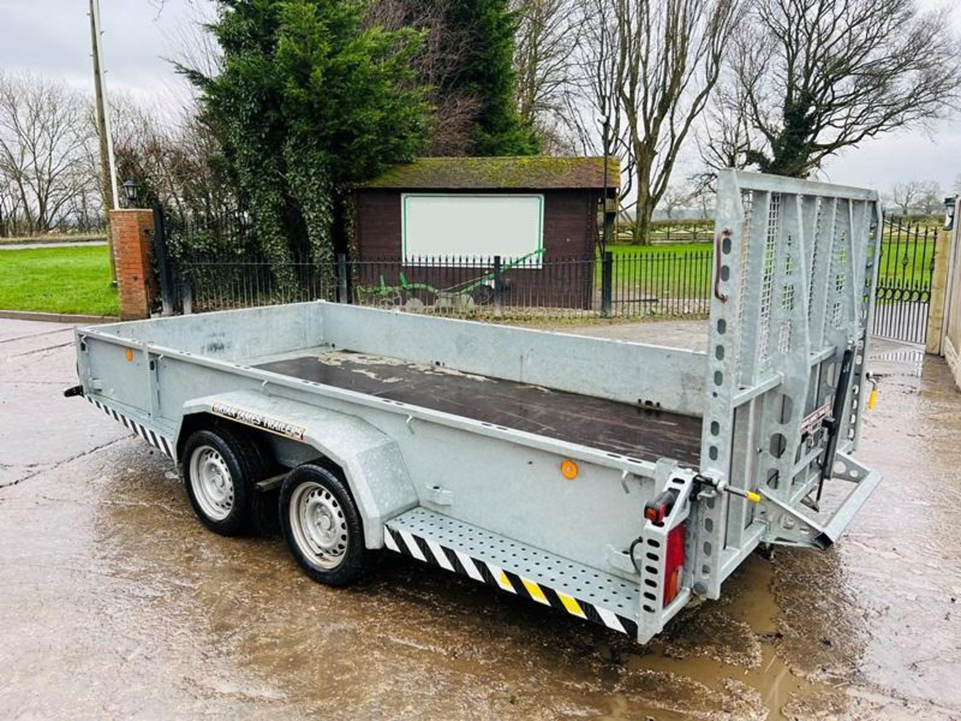 BRIAN JAMES TWIN AXLE CARGO SHIFTER TRAILER C/W DROP DOWN LOADING RAMP