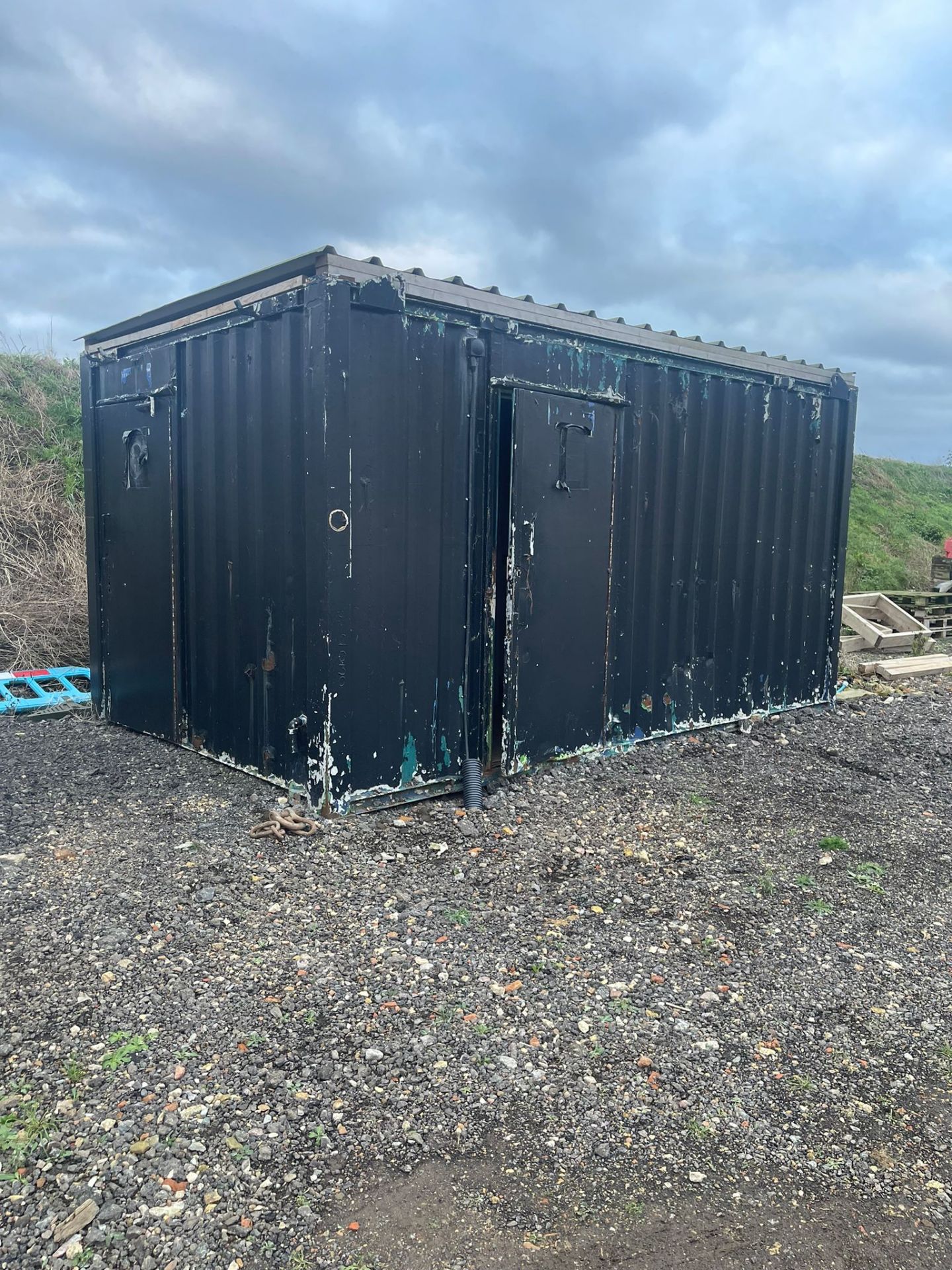 16X10FT TOILET BLOCK - 1X DISABLED/WOMEN’S TOILET - 3X MALES TOILET AND 3X URINALS