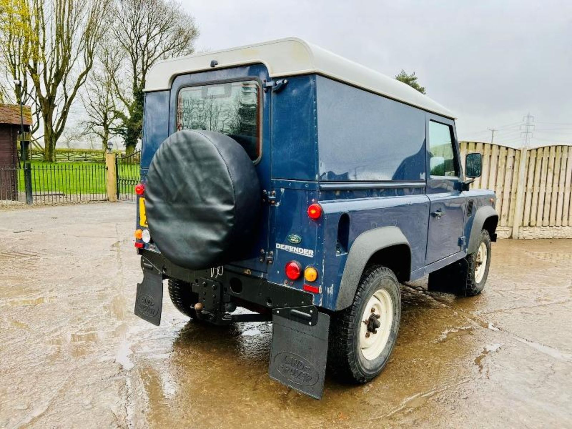 LAND ROVER DEFENDER 90 *1 OWNER FROM NEW, YEAR 2012, MOT'D TILL MARCH 2025* - Image 8 of 16