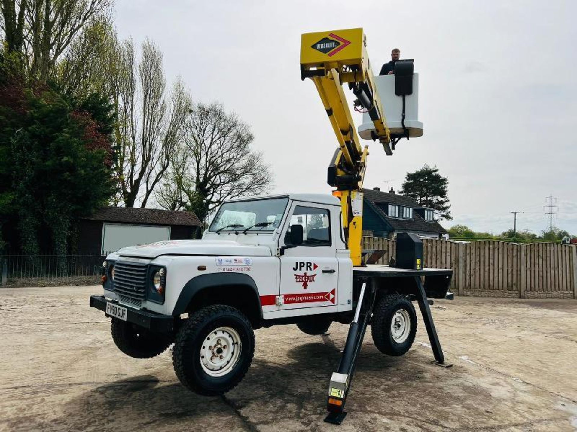 LAND ROVER DEFENDER *YEAR 2010* C/W VERSALIFT MAN LIFT  - Image 18 of 20