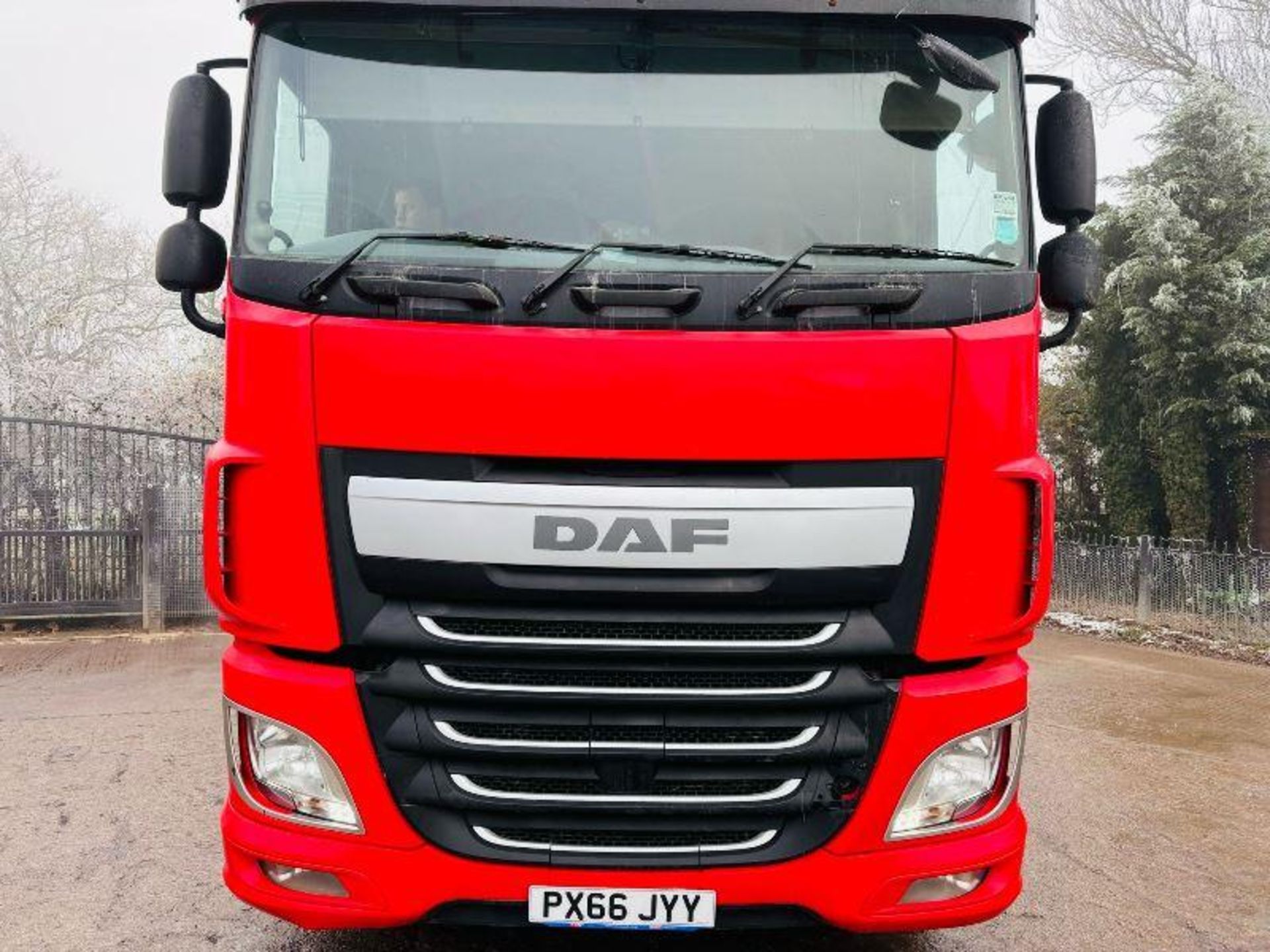 DAF XF510 6X2 TRACTOR UNIT *YEAR 2016* C/W MANUAL GEAR BOX & TIPPING GEAR - Bild 2 aus 18