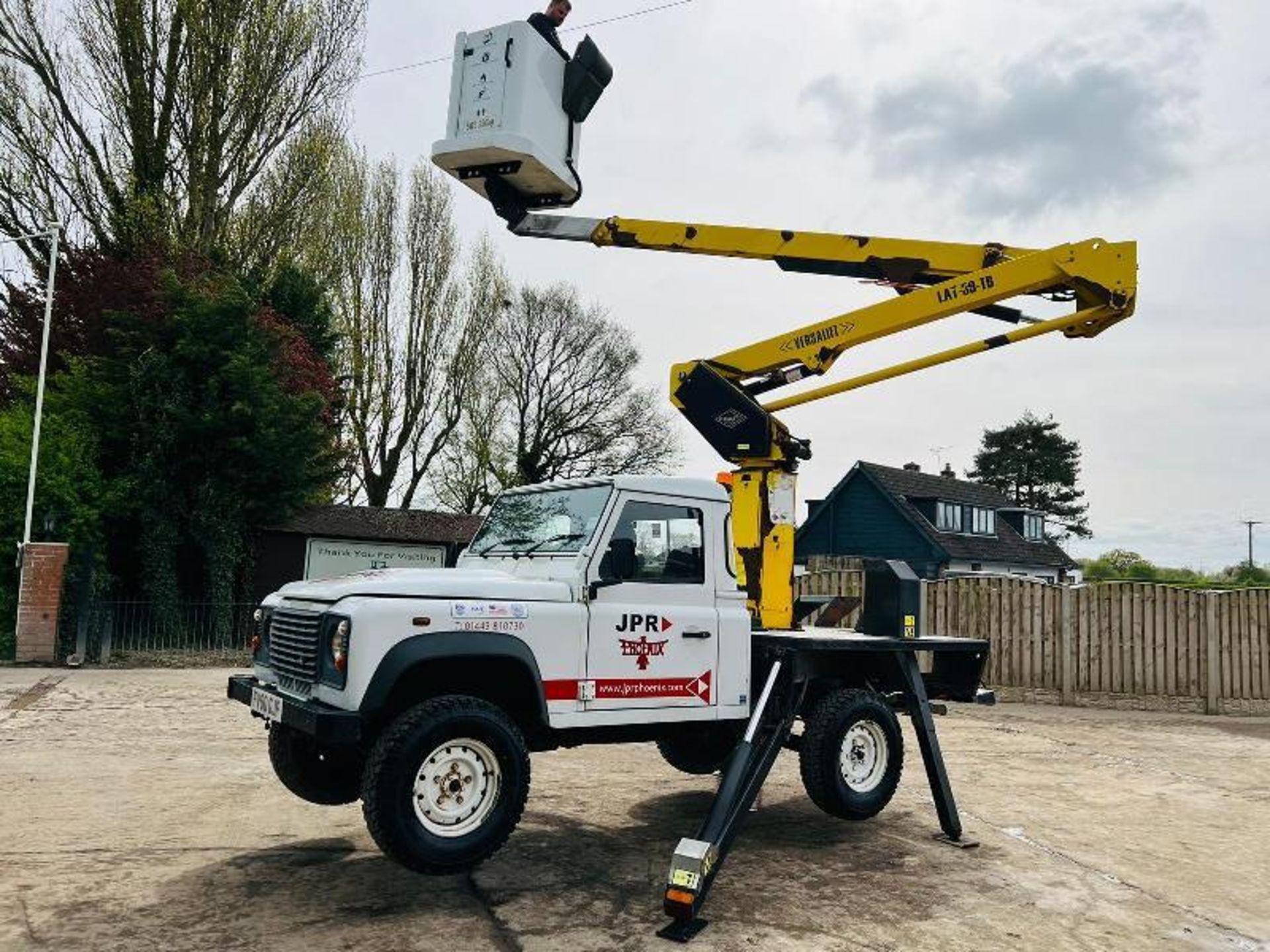 LAND ROVER DEFENDER *YEAR 2010* C/W VERSALIFT MAN LIFT  - Image 9 of 20