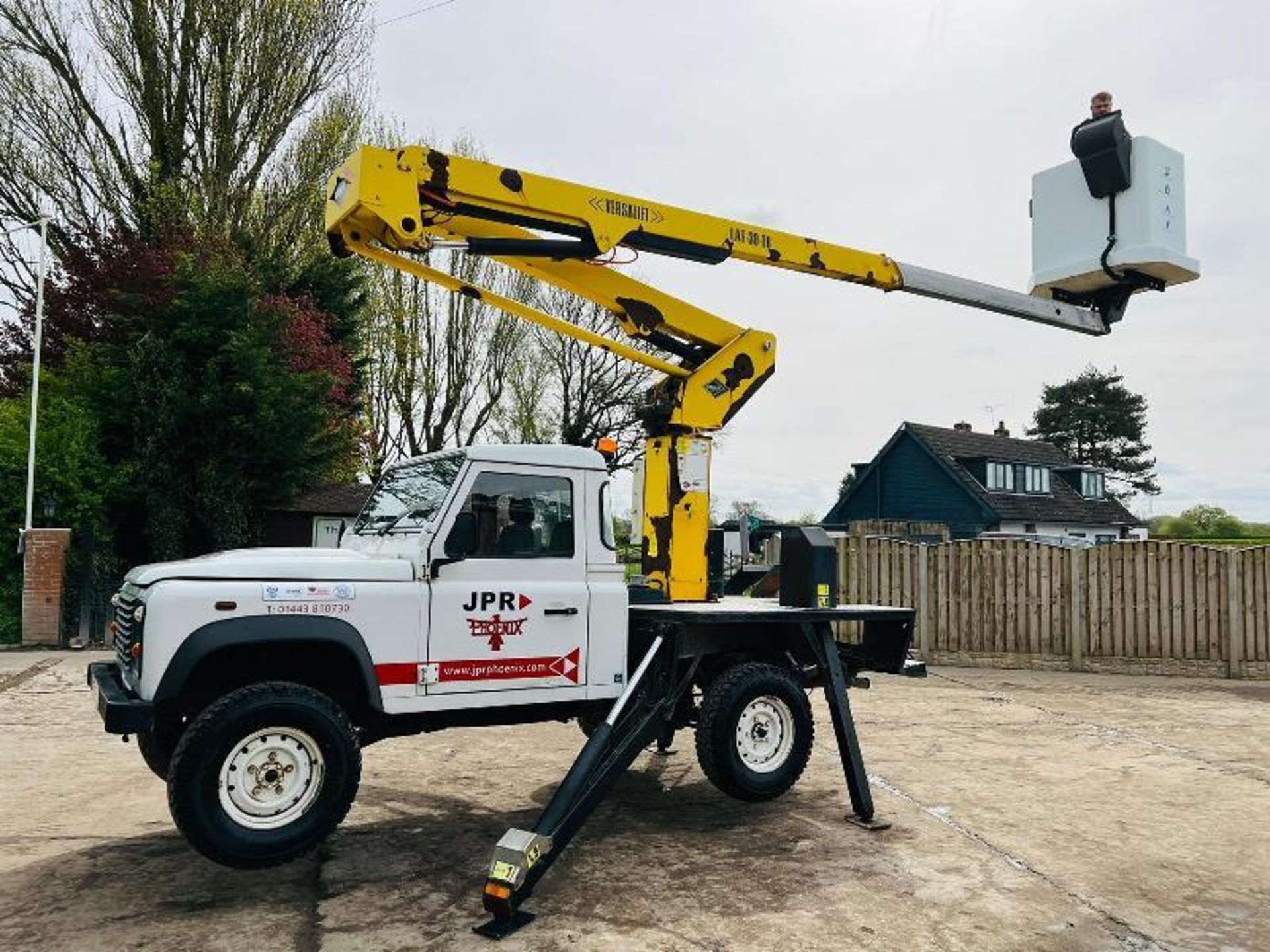 LAND ROVER DEFENDER *YEAR 2010* C/W VERSALIFT MAN LIFT 