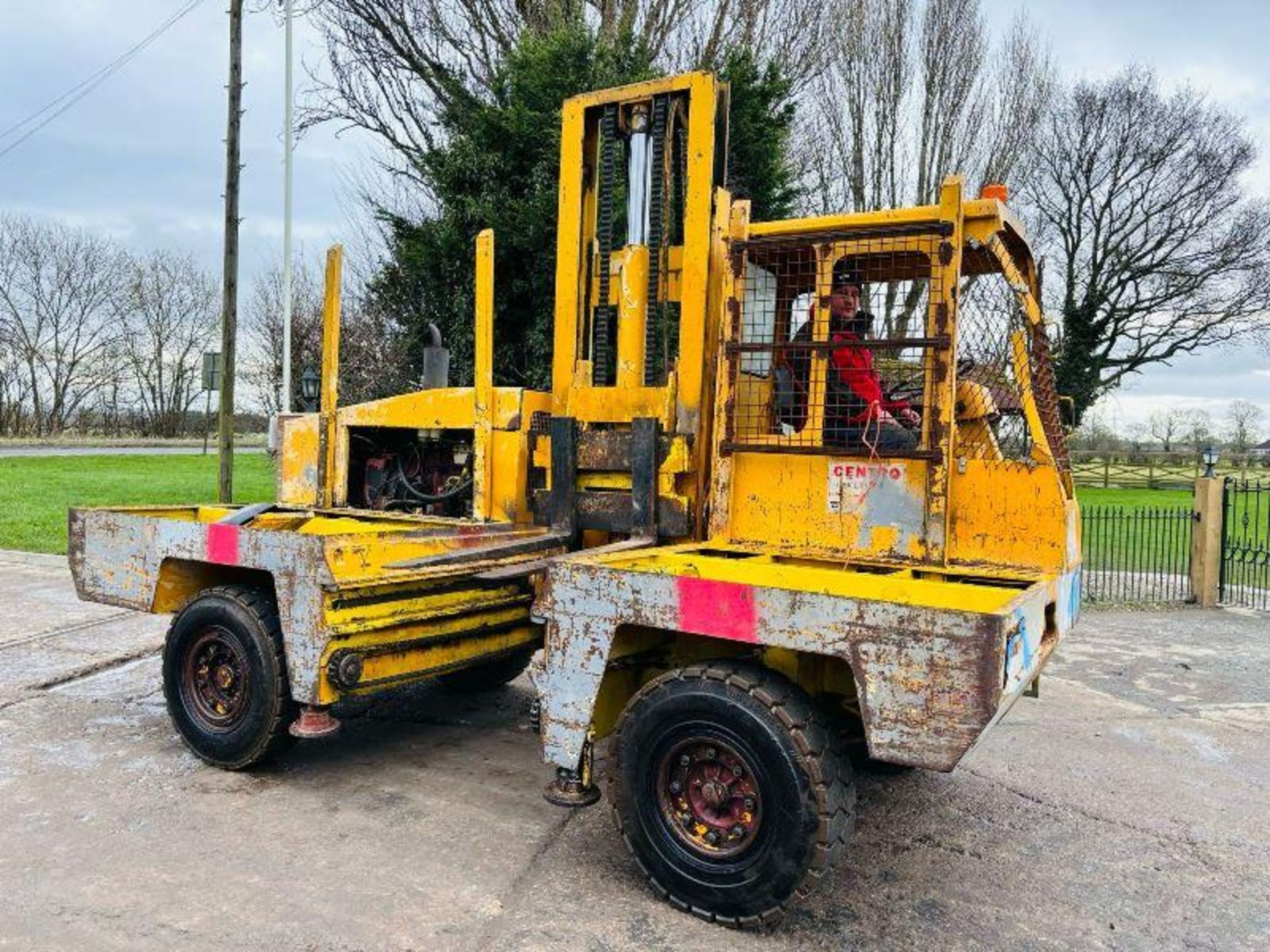 SIDE LOAD DIESEL FORKLIFT C/W C/W PALLET TINES - Bild 2 aus 14