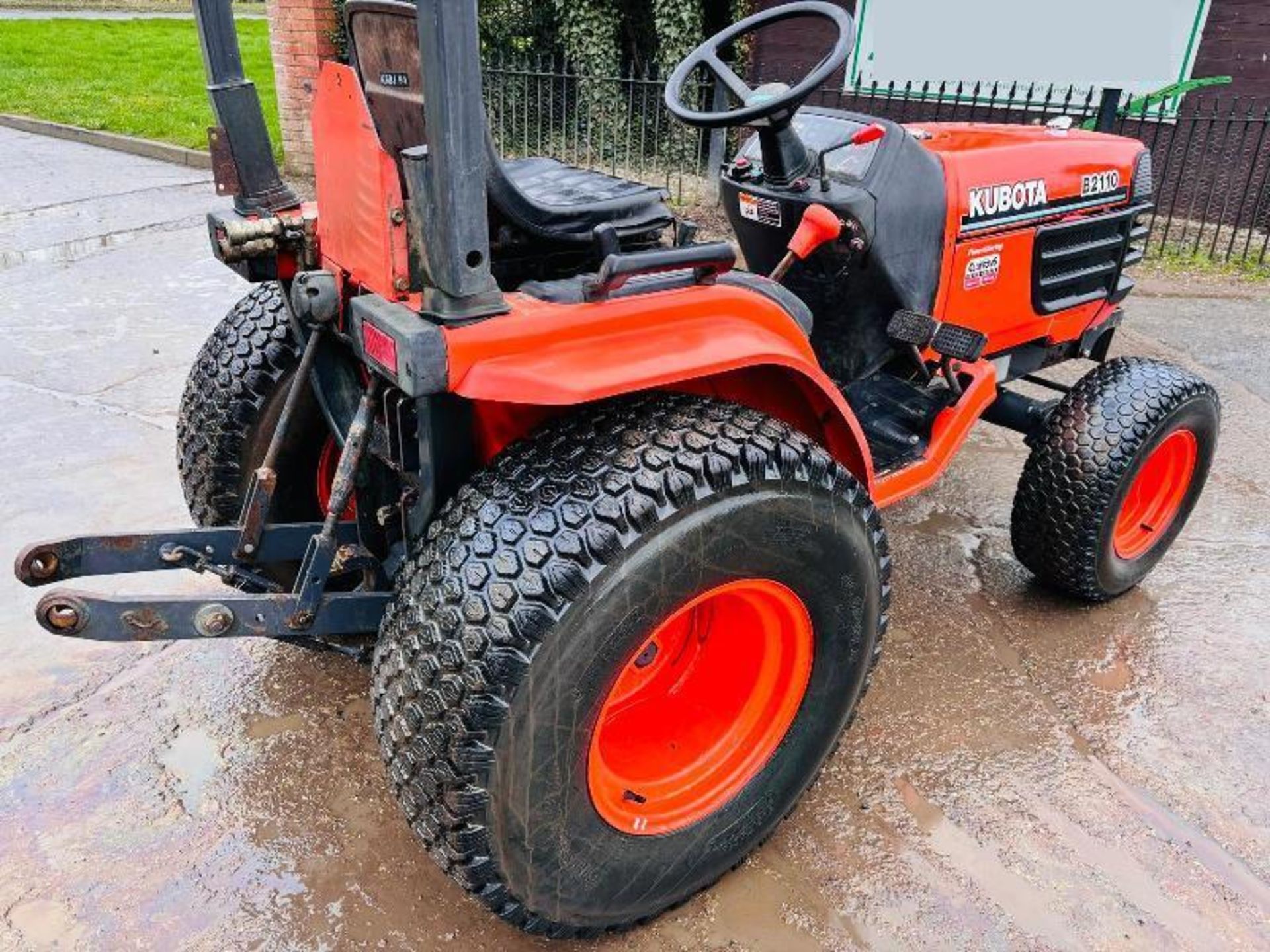 KUBOTA B2110 4WD TRACTOR C/W ROLE BAR - Image 2 of 15