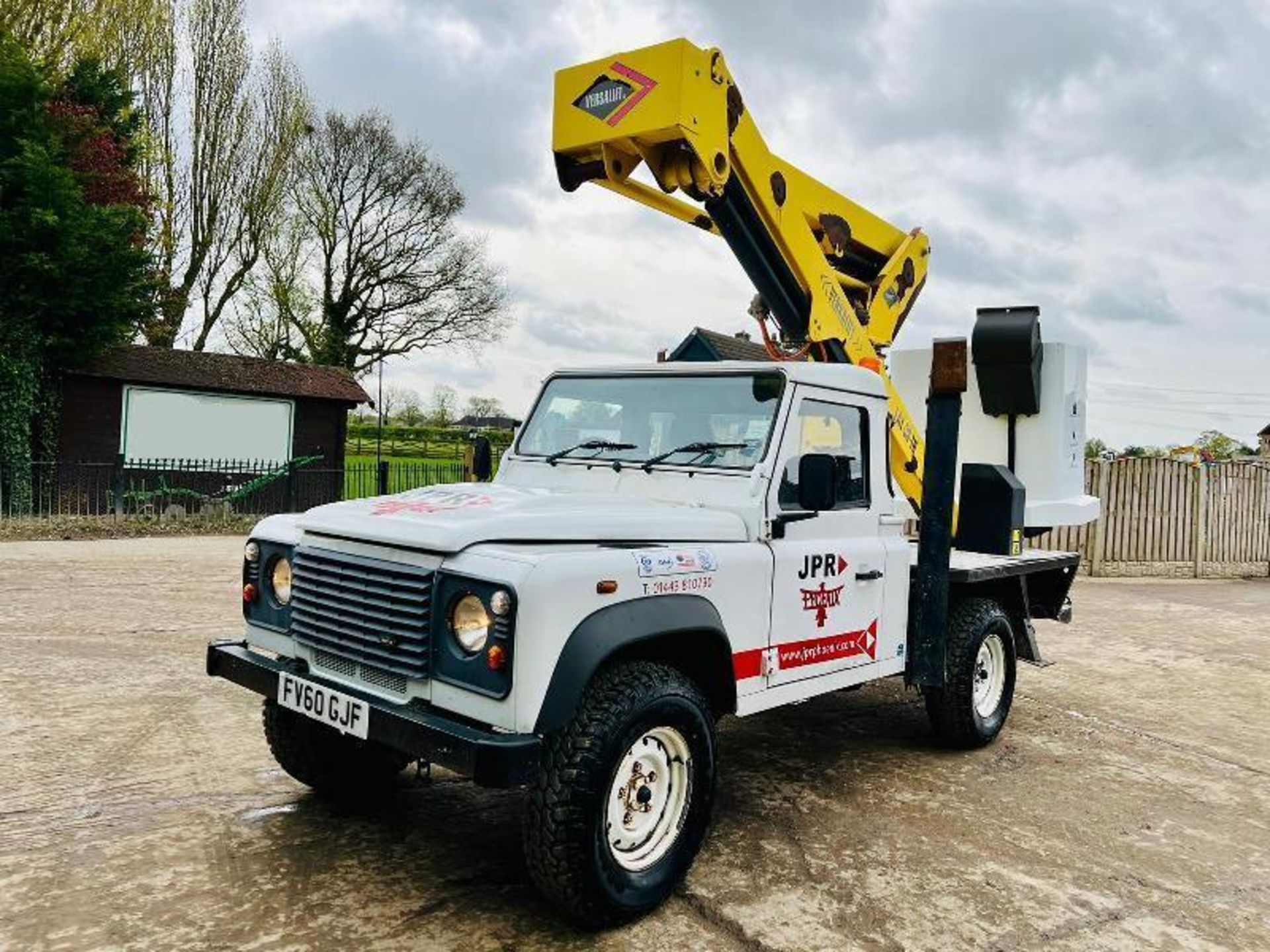 LAND ROVER DEFENDER *YEAR 2010* C/W VERSALIFT MAN LIFT  - Image 17 of 20