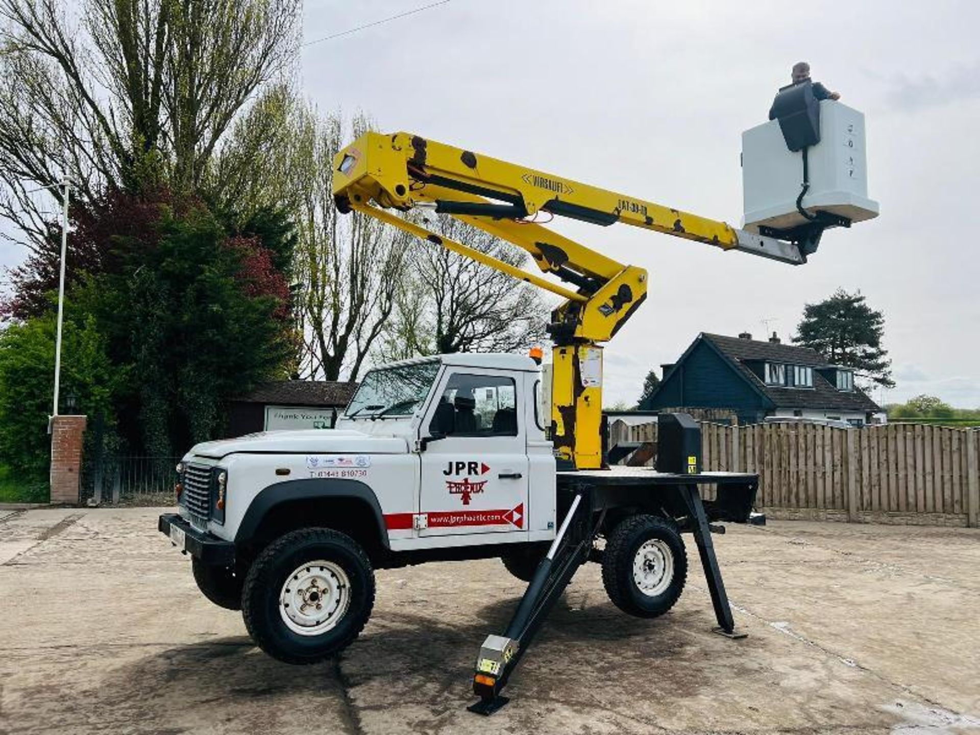 LAND ROVER DEFENDER *YEAR 2010* C/W VERSALIFT MAN LIFT  - Image 11 of 20