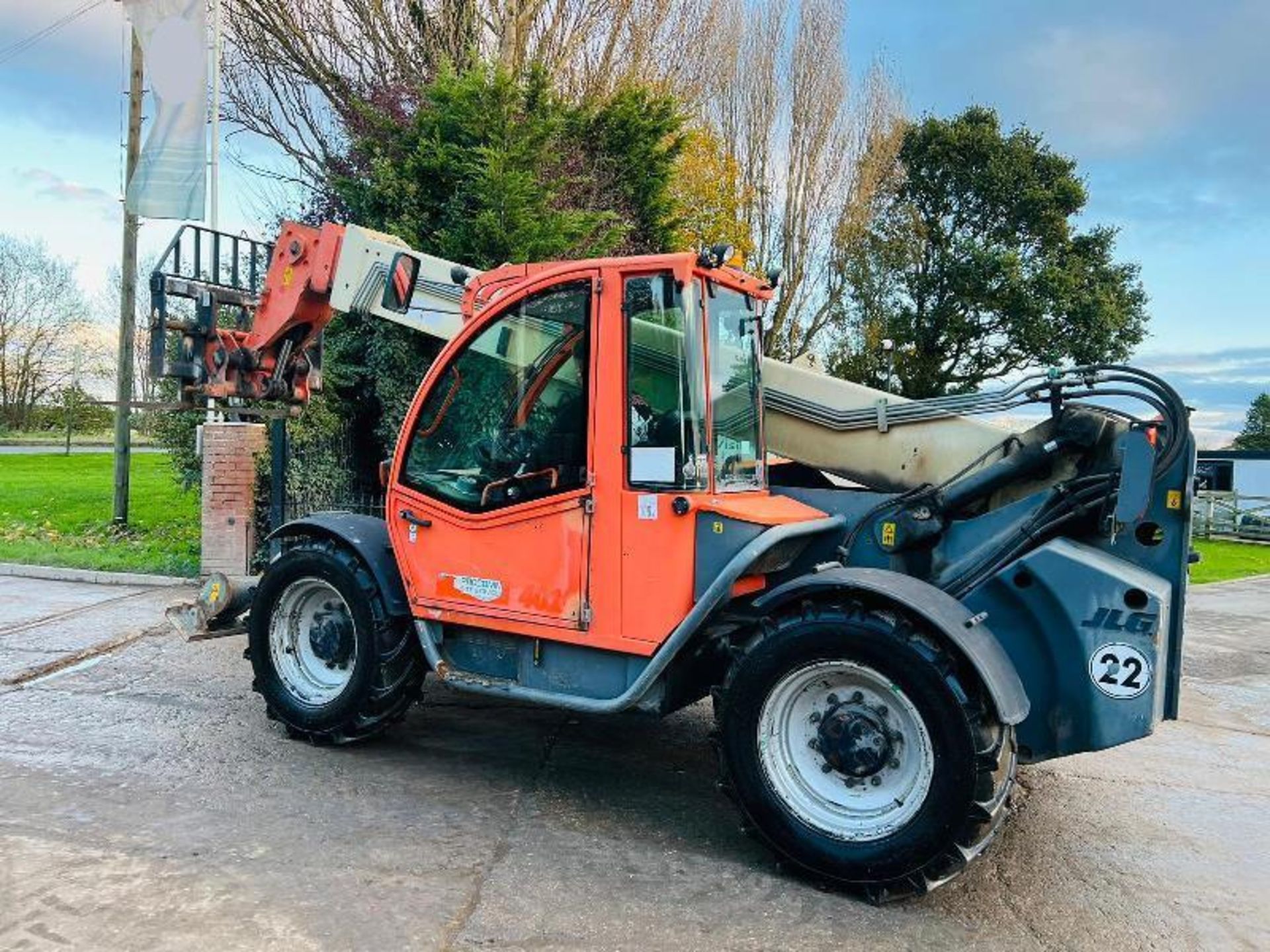 JLG 4013 4WD TELEHANDLER *13 METER REACH* C/W PALLET TINES - Image 3 of 19