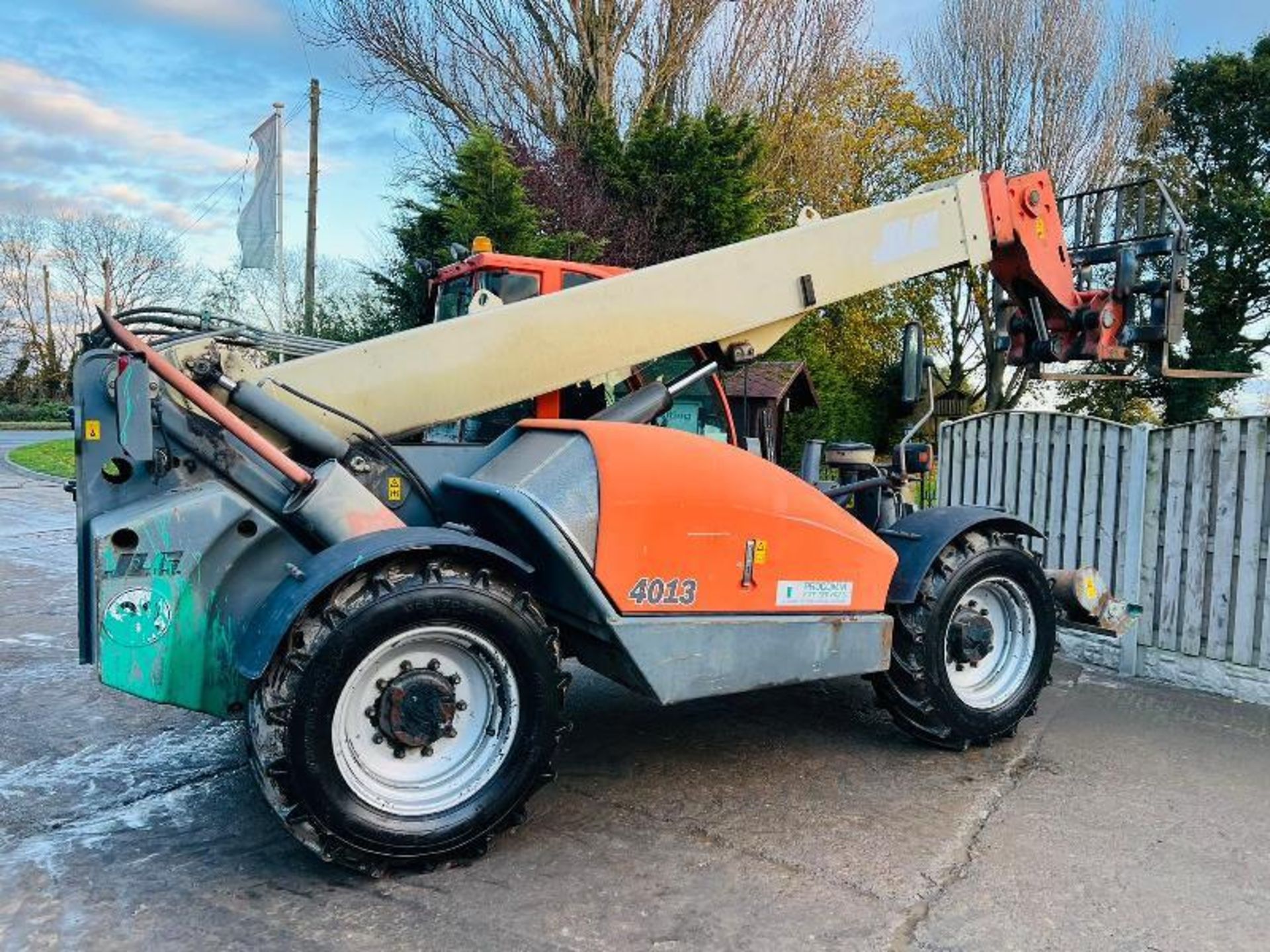 JLG 4013 4WD TELEHANDLER *13 METER REACH* C/W PALLET TINES - Image 7 of 19