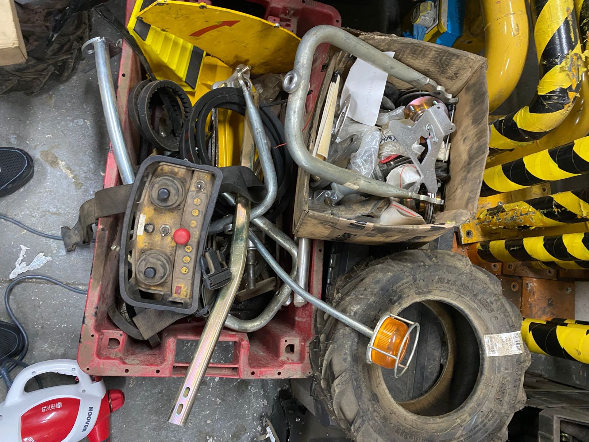 RANSOMES ILD02 SPARES - MOWER AS PICTURED - REMOTE, BATTERY AND CHARGER  - Image 5 of 10