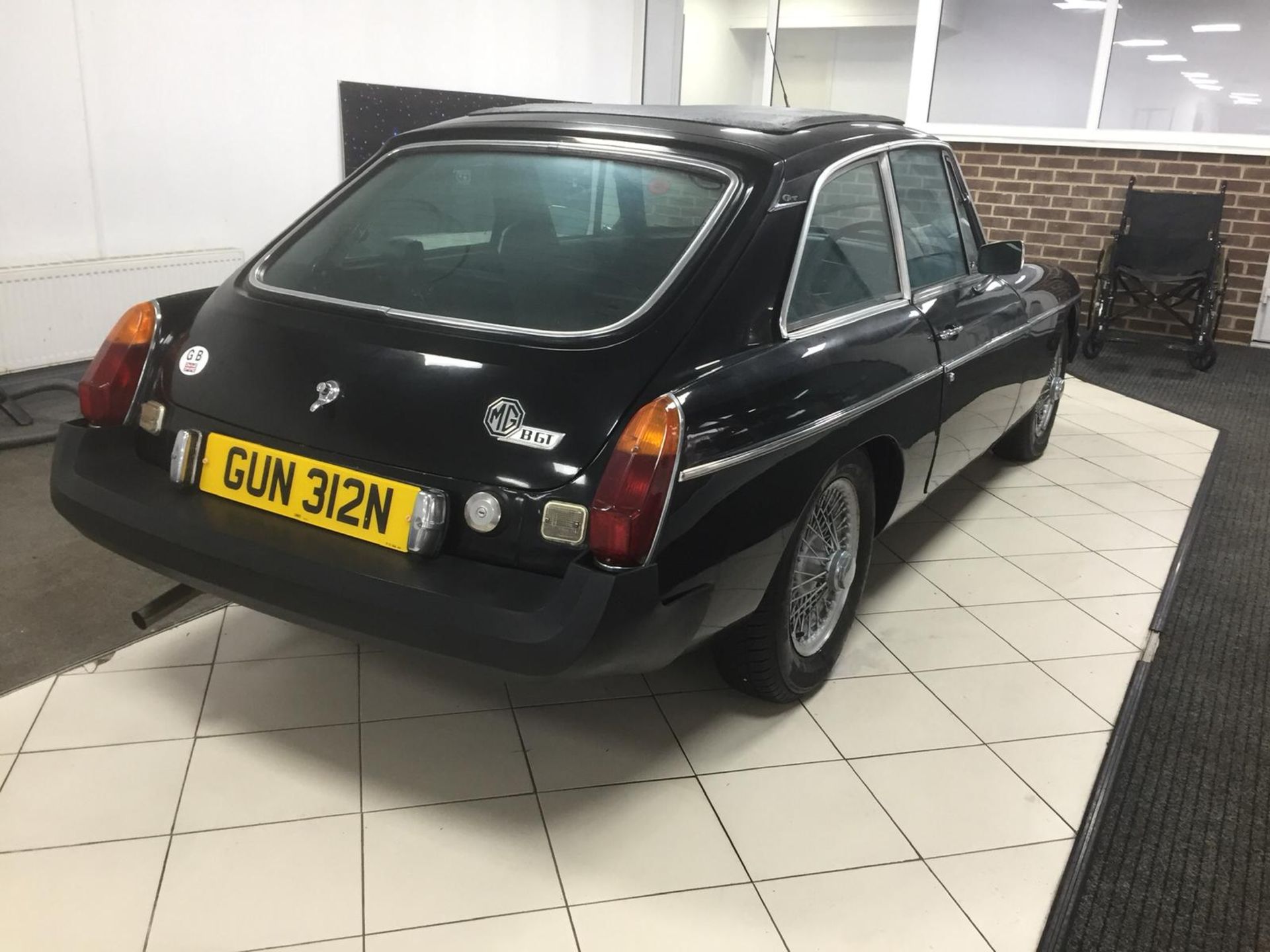 1974 MG B GT CAR - 1.8 PETROL - ORIGINAL BODY CONDITION - Image 4 of 13