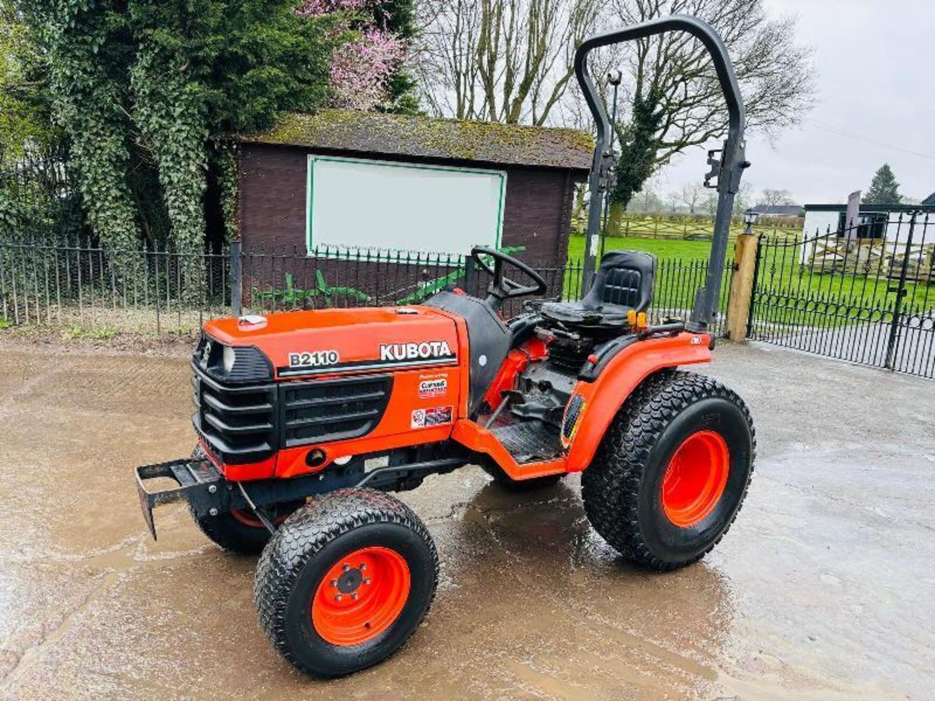 KUBOTA B2110 4WD TRACTOR C/W ROLE BAR