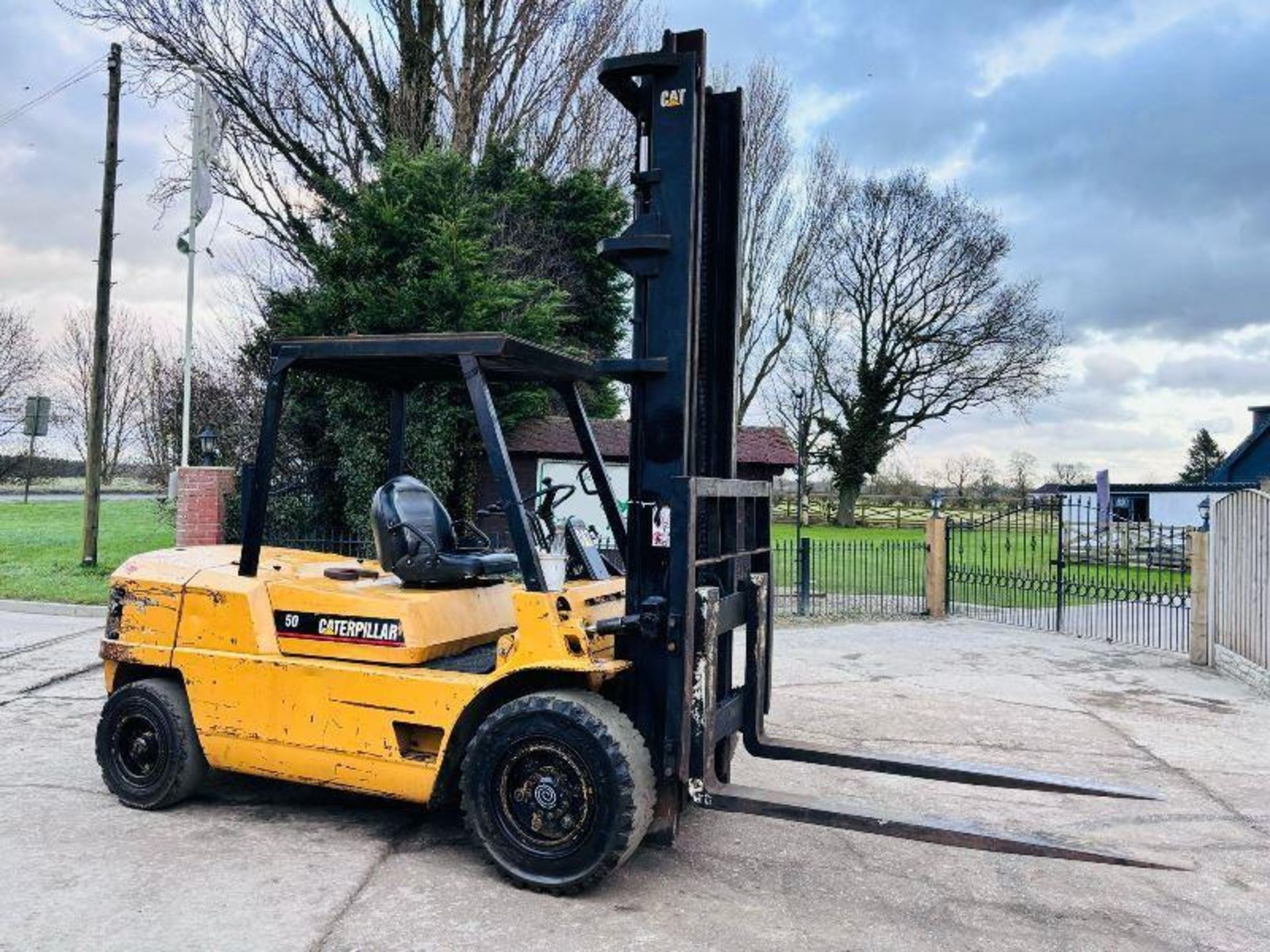 CATERPILLAR DP50 DIESEL FORKLIFT C/W PALLET TINES - Image 4 of 15