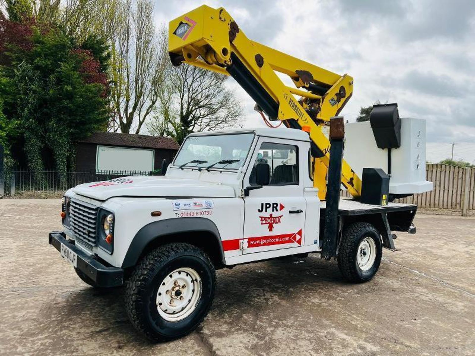 LAND ROVER DEFENDER *YEAR 2010* C/W VERSALIFT MAN LIFT  - Image 19 of 20