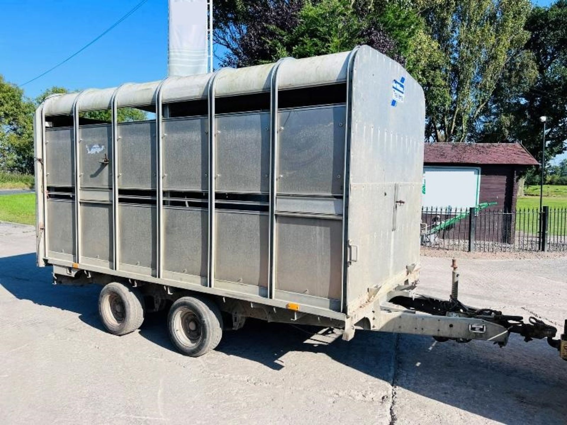 IFOR WILLIAMS TWIN AXLE CATTLE BOX C/W PARTIONING - Image 7 of 9