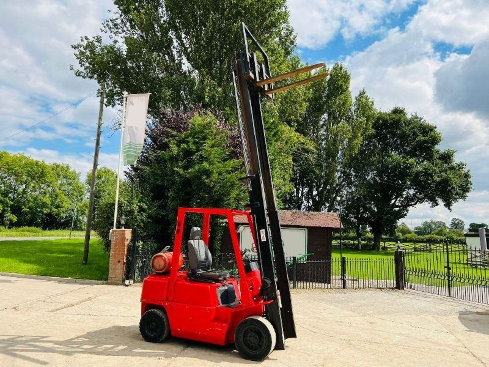 NISSAN FORKLIFT C/W SIDE SHIFT & 2 STAGE MAST - Image 2 of 9