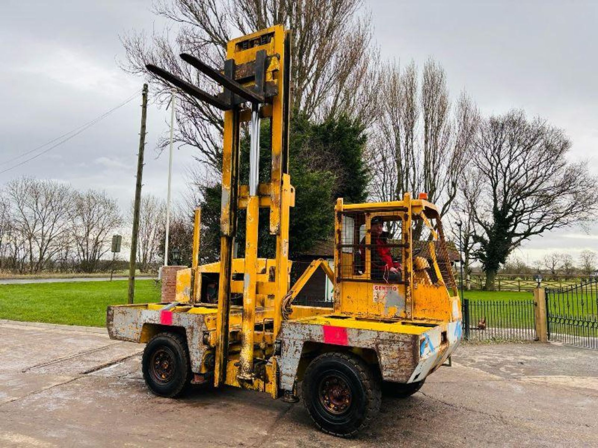 SIDE LOAD DIESEL FORKLIFT C/W C/W PALLET TINES - Image 5 of 14