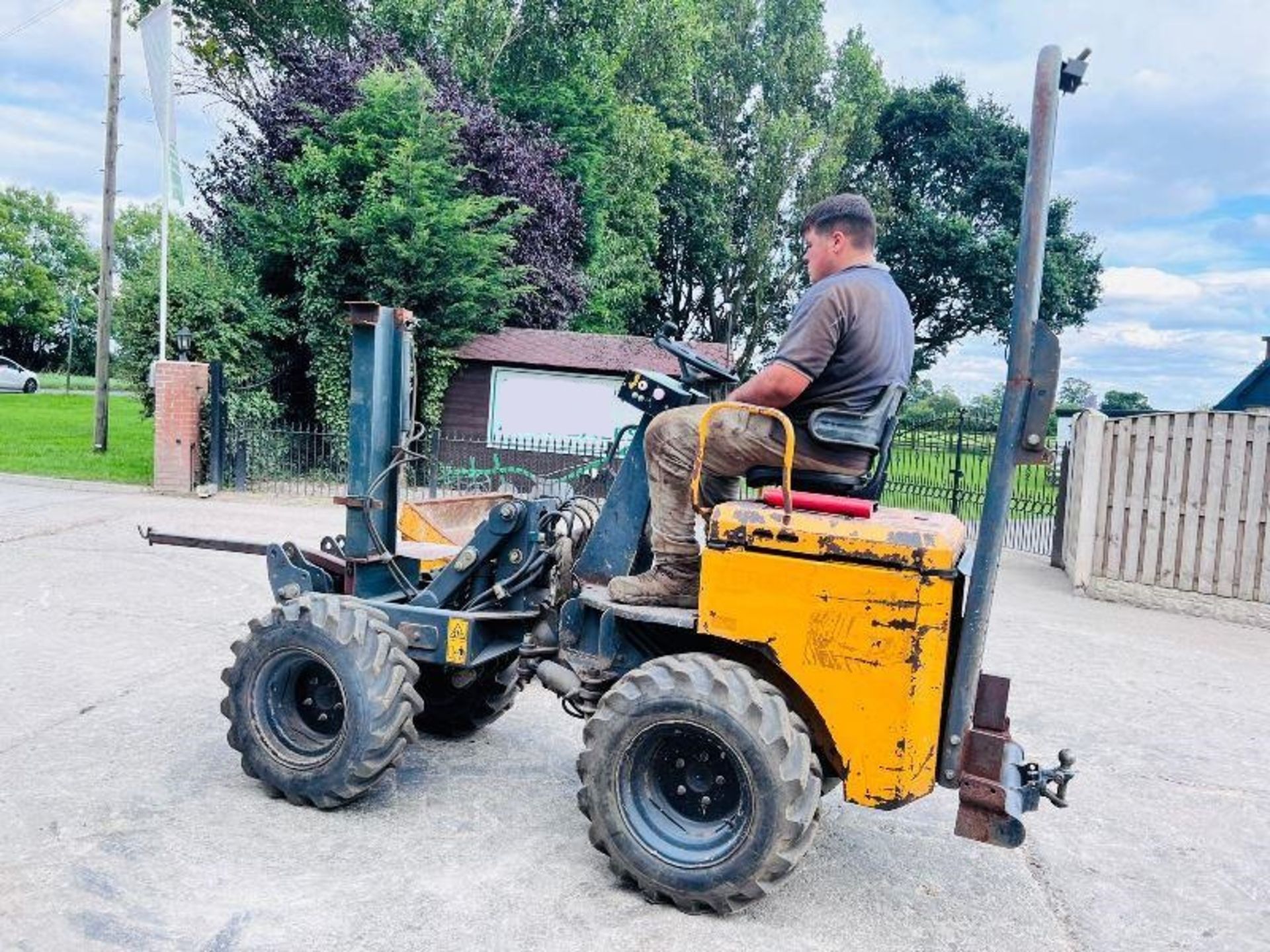 TEREX 4WD DUMPER *4 CYL KUBOTA ENGINE* C/W SKIP AND HYDRAULIC LOG SPLITTER - Image 2 of 11