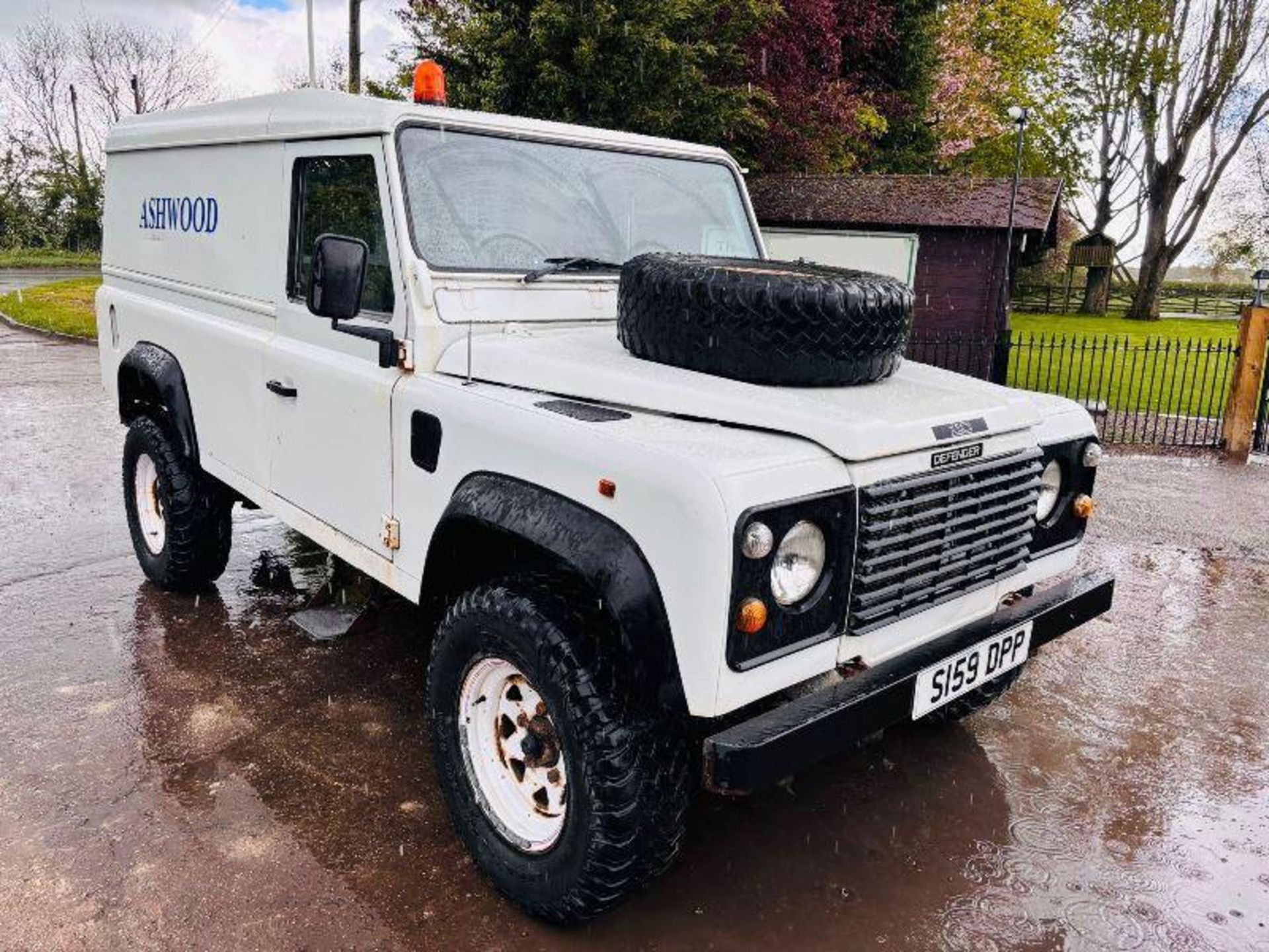 1998 LAND ROVER DEFENDER 110 2.5L 4WD VEHICLE C/W TOW BAR