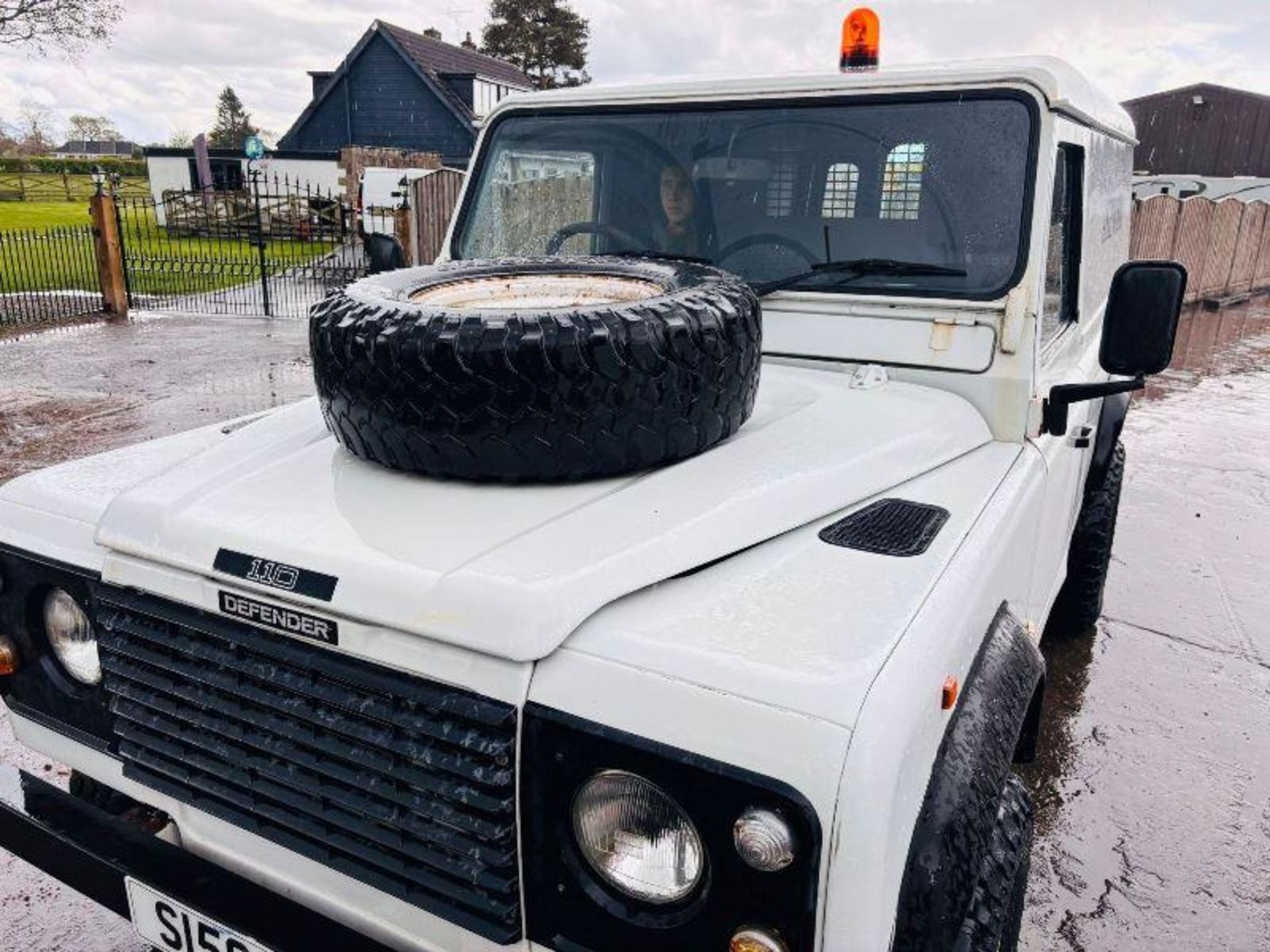 1998 LAND ROVER DEFENDER 110 2.5L 4WD VEHICLE C/W TOW BAR - Image 15 of 18